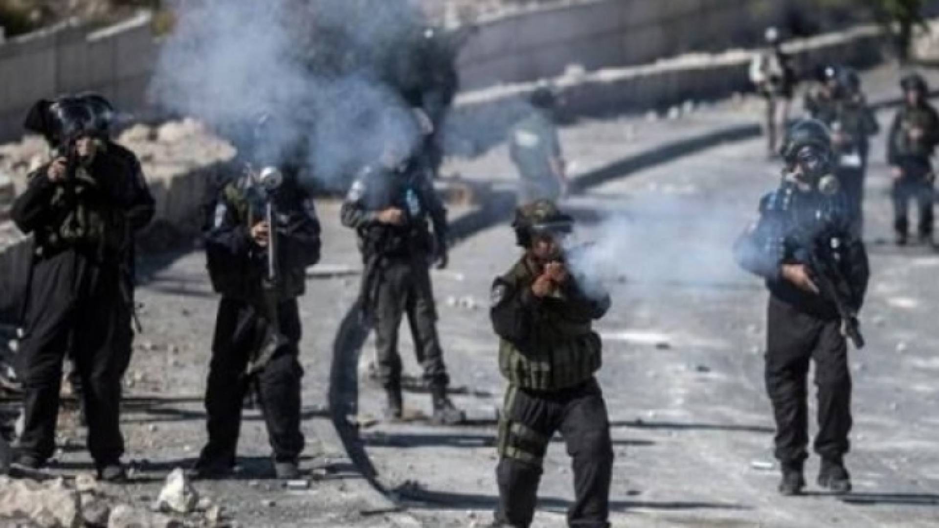 جندي إسرائيلي يطلق الرصاص الحي على الفلسطينيين - أرشيفية