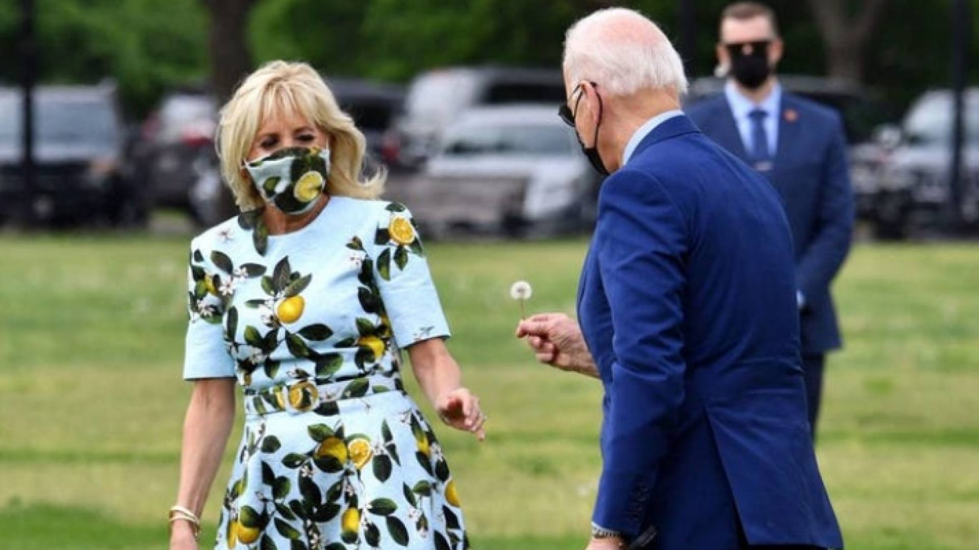 الرئيس الأمريكي يهدي زوجته وردة