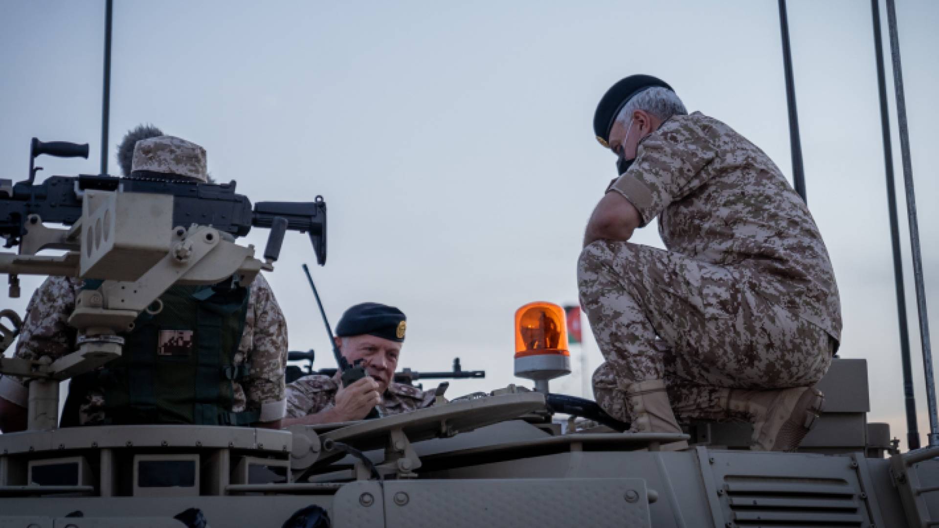 صورة نشرها الديوان الملكي لجلالة الملك وهو يطلع على الدبابة