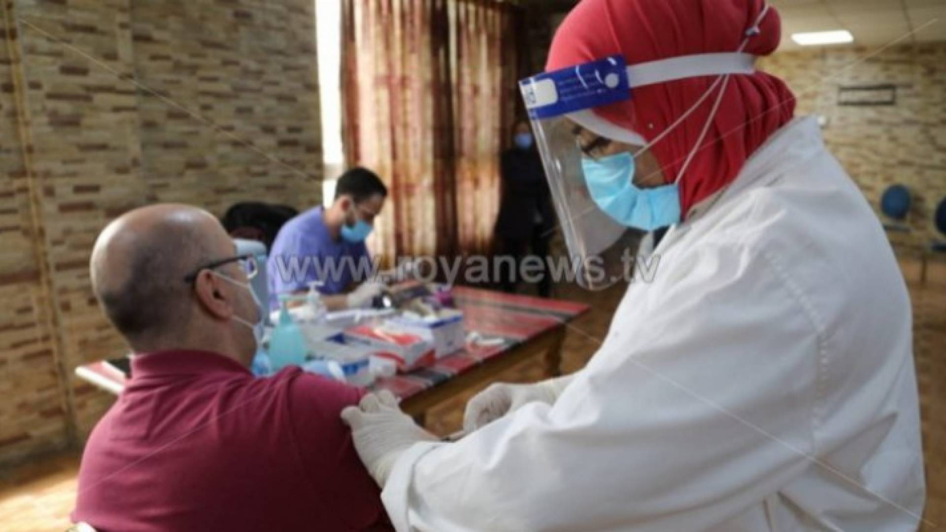 شخص يتلقى مطعوم كورونا - ارشيفية