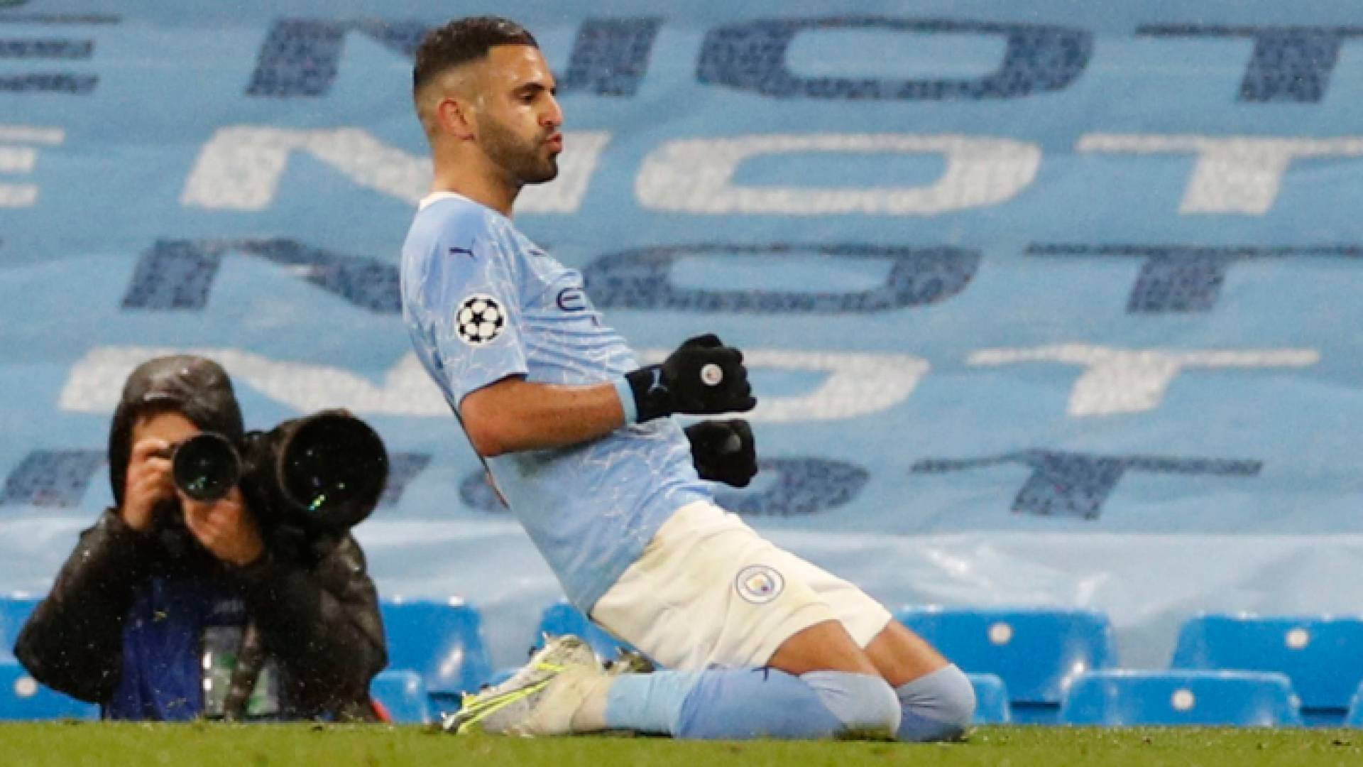 رياض محرز يحتفل بهدفه الثاني