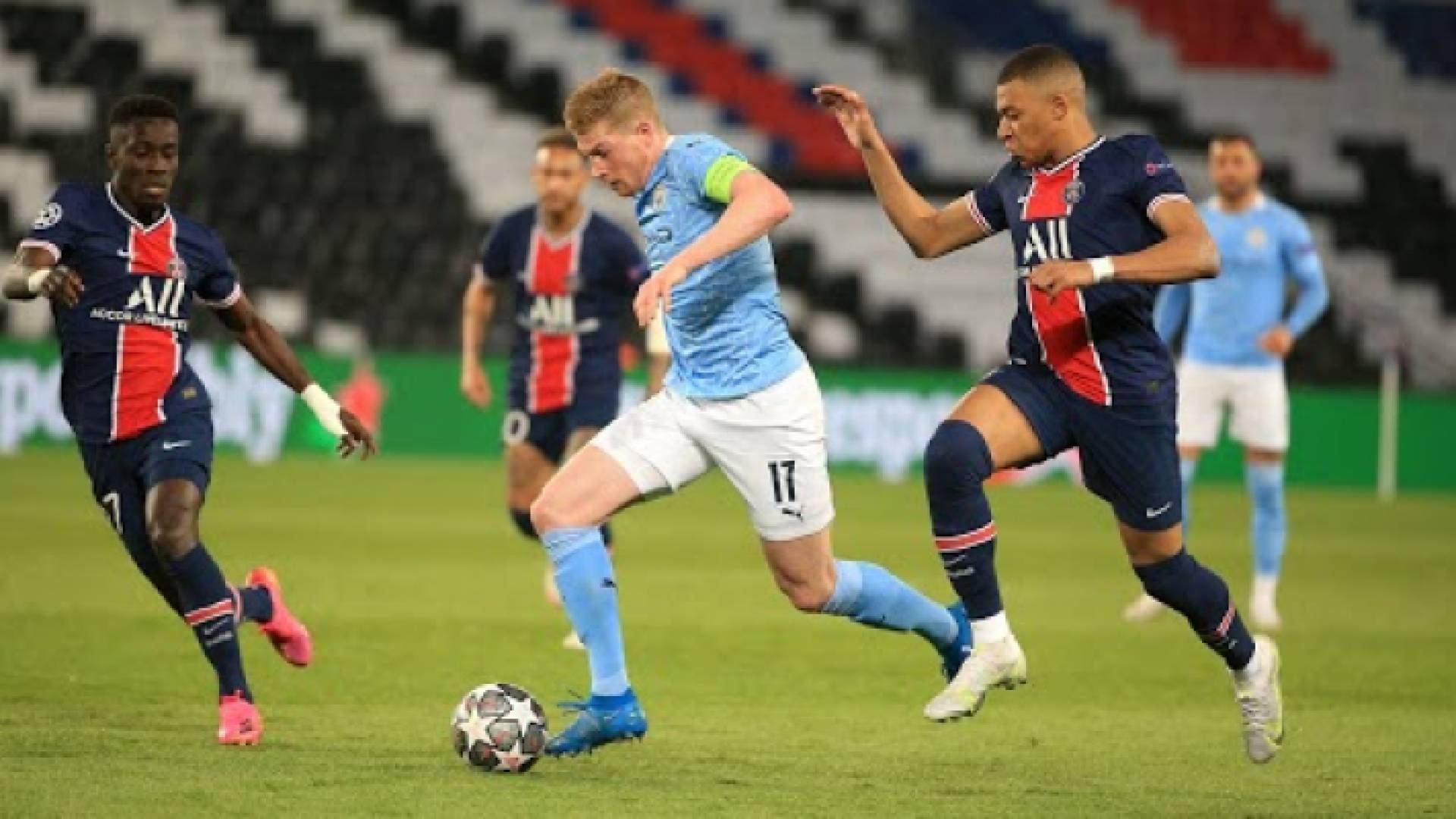 لقطة من مباراة الذهاب بين الفريقين في ذهاب نصف نهائي أبطال أوروبا