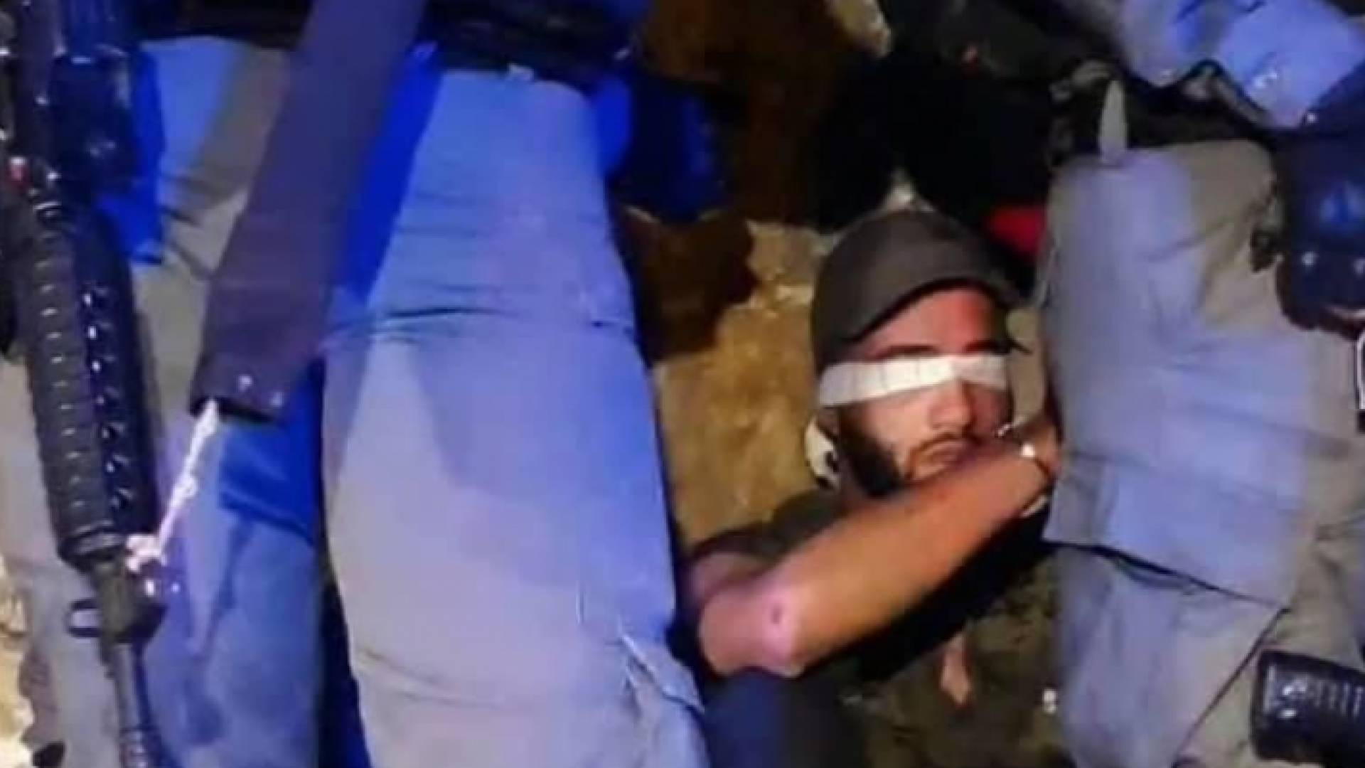 قوات الاحتلال الاسرائيلي خلال اعتقالها أحد الشبان في حي الشيخ جراح