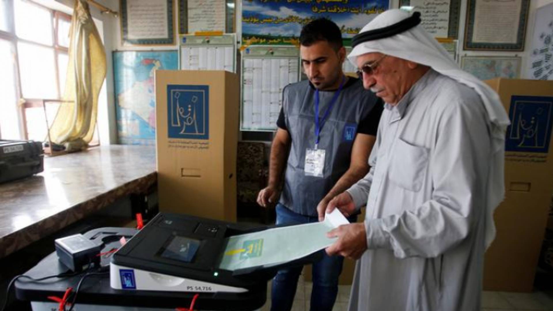 مواطن عراقي يدلي بصوته في الانتخابات العراقية - أرشيفية