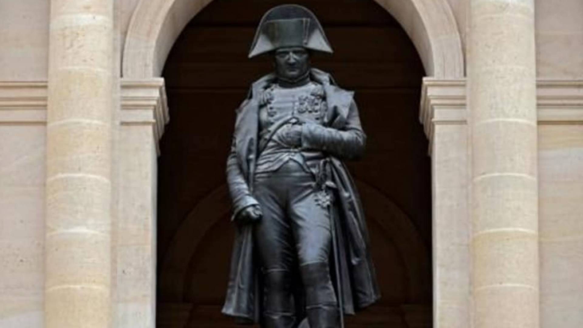 تمثال نابوليون في باحة الشرف في ليزانفاليد في باريس.