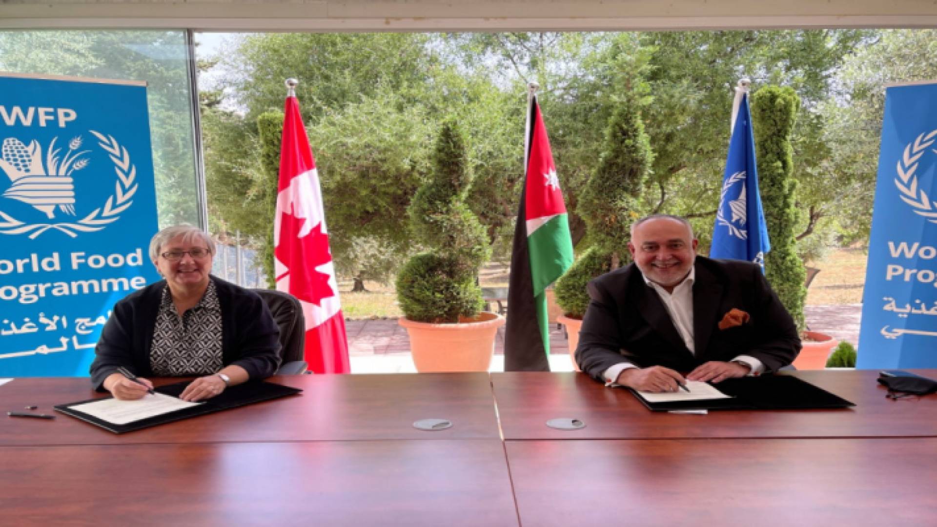 السفيرة الكندية في عمان دونيكا بوتي، وممثل برنامج الأغذية العالمي والمدير القطري في الأردن ألبرتو كوريا مينديز. (برنامج الأغذية العالمي)
