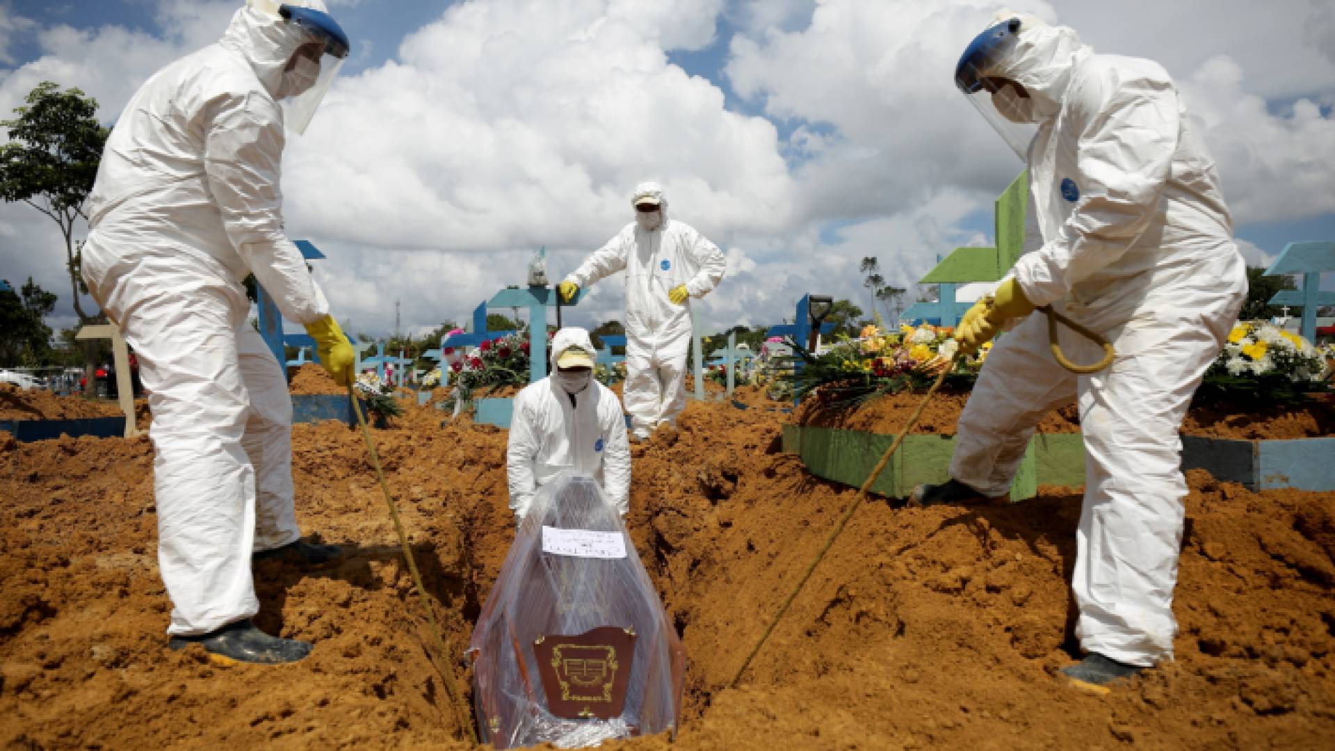 دفن جثمان شخص توفي بفيروس كورونا