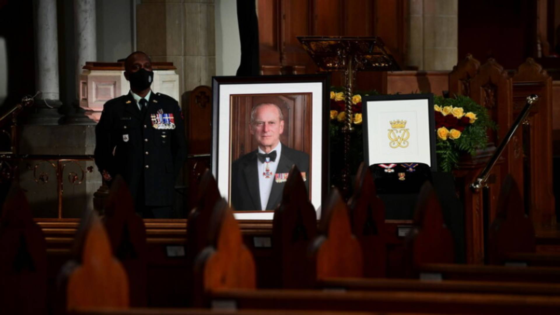 صورة الأمير البريطاني الراحل فيليب في الكنيسة يوم جنازته