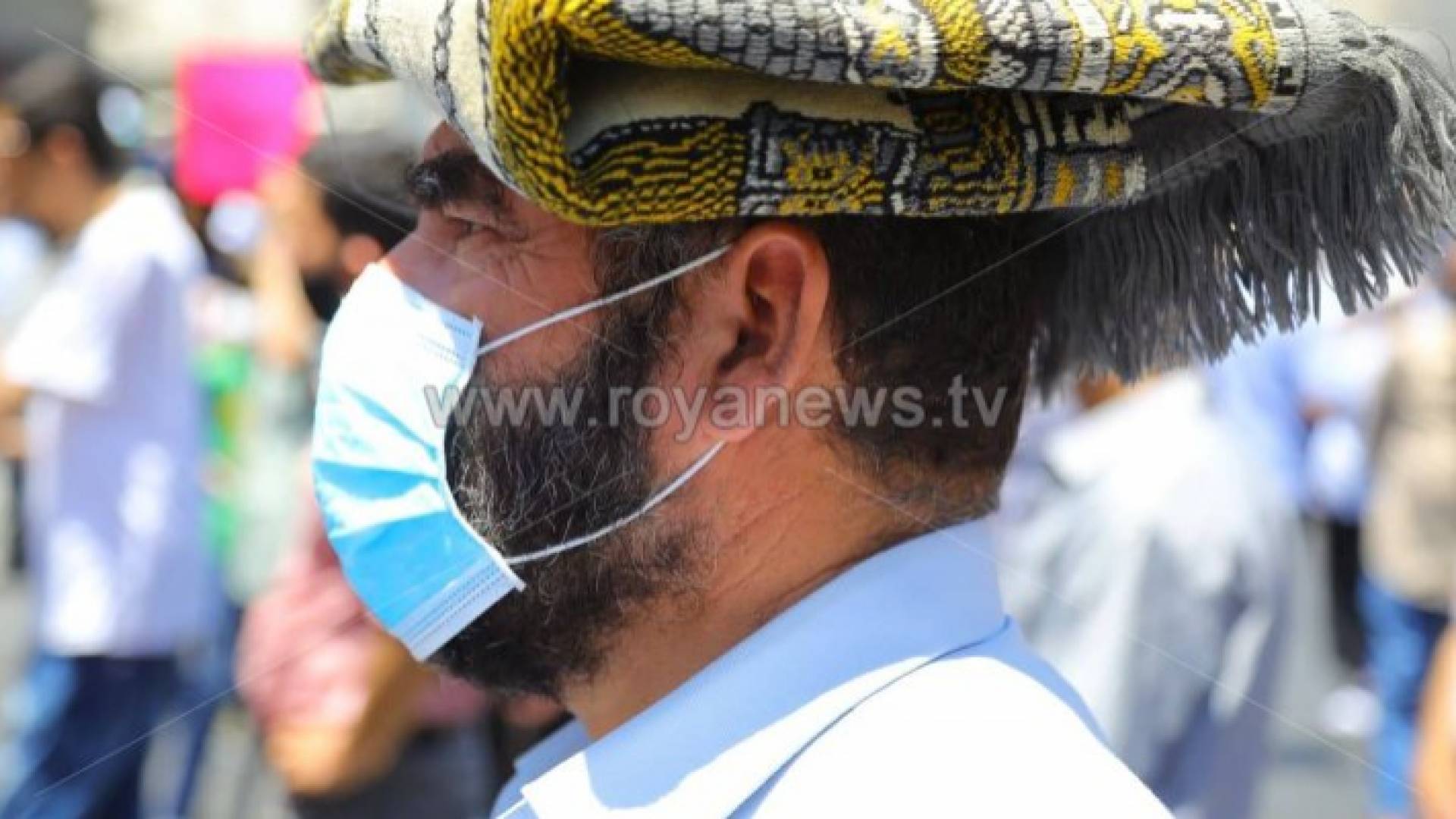 رجل يقف في الأجواء الحارة - تعبيرية