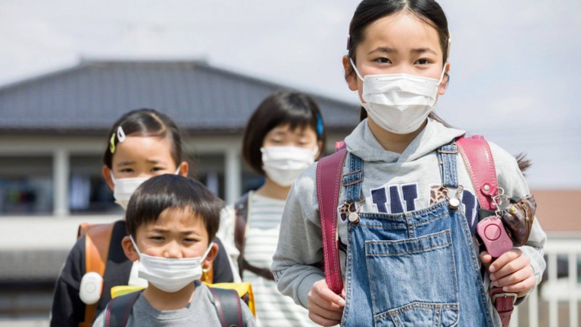 أطفال يابانيون في طريقهم إلى المدرسة