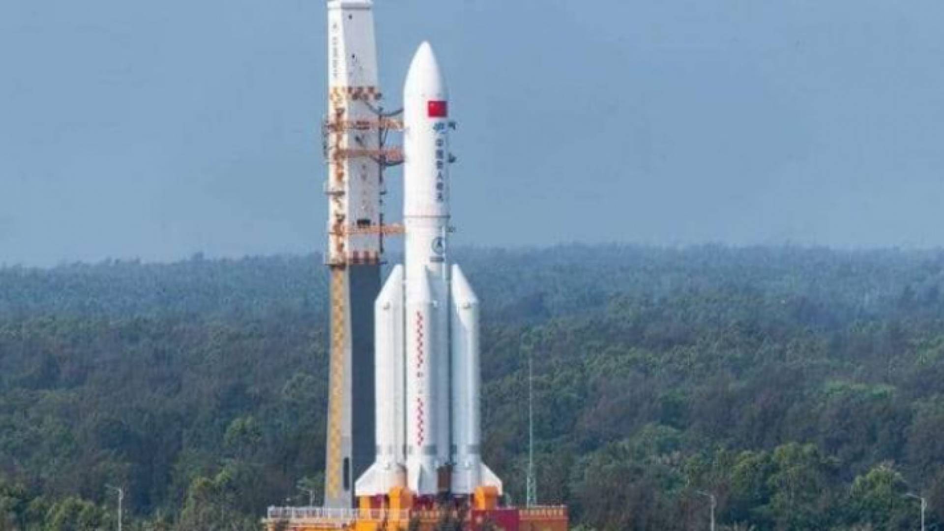 عالم فضاء مصري يعلق على الصاروخ الصيني "التائه" حال سقوطه على اليابسة