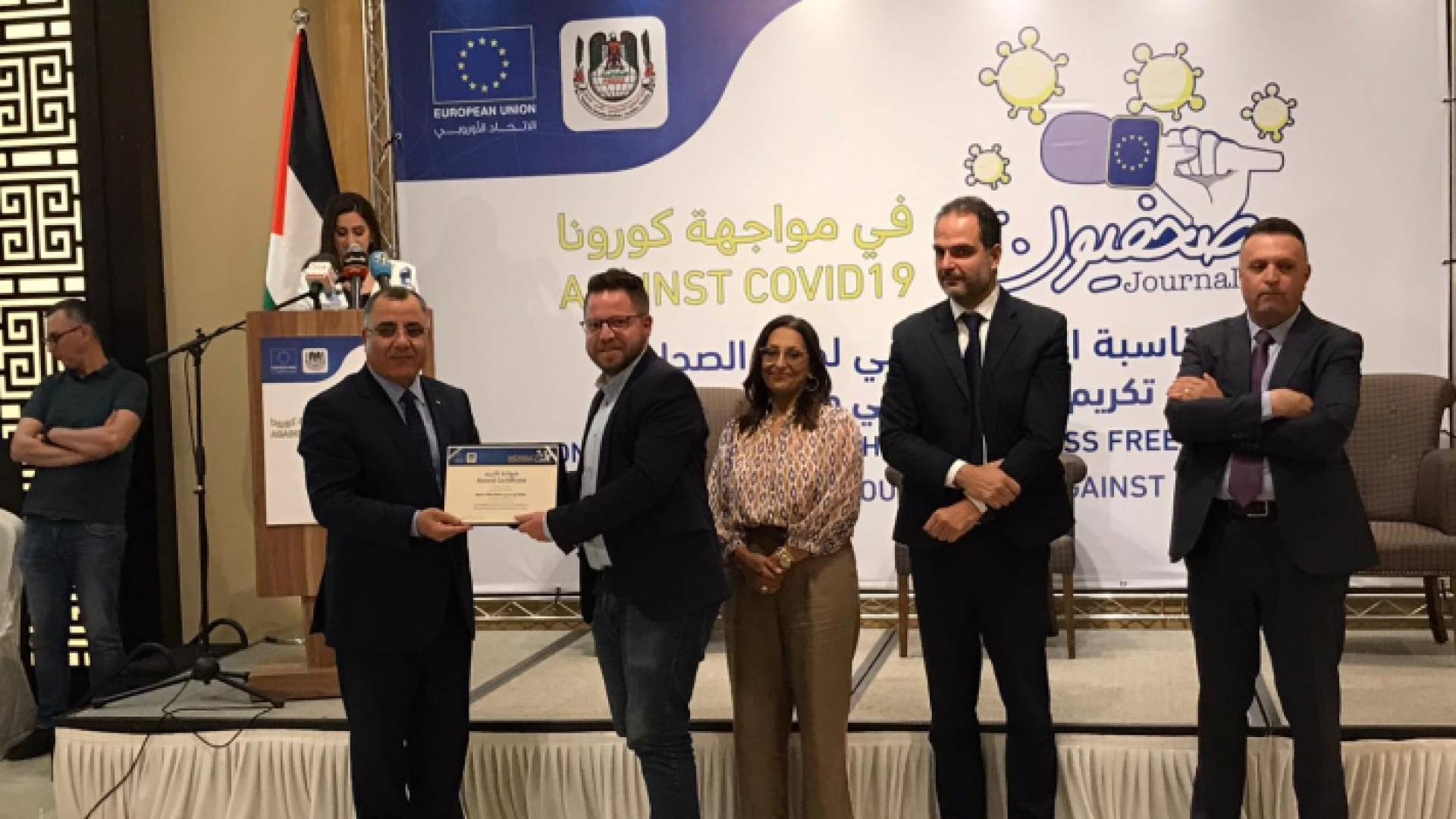 لحظة استلام مراسل "رؤيا" في فلسطين الجائزة