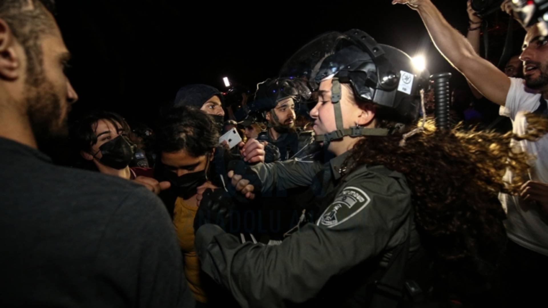 من اعتداء جيش الاحتلال الاسرائيلي على فلسطينيين في حي الشيخ جراح