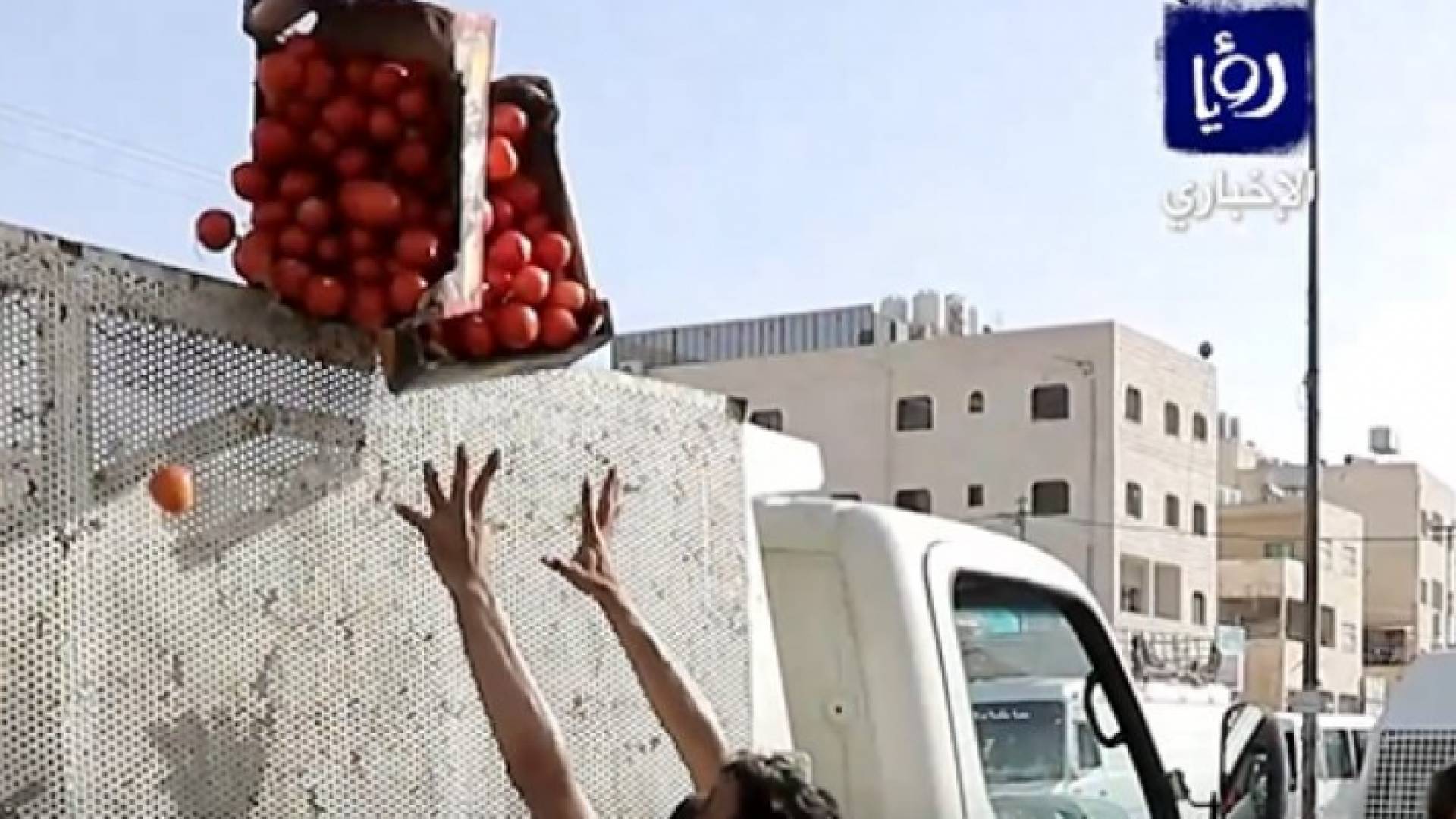 من مقطع الفيديو الذي يوثق لحظة إزالة البسطات العشوائية