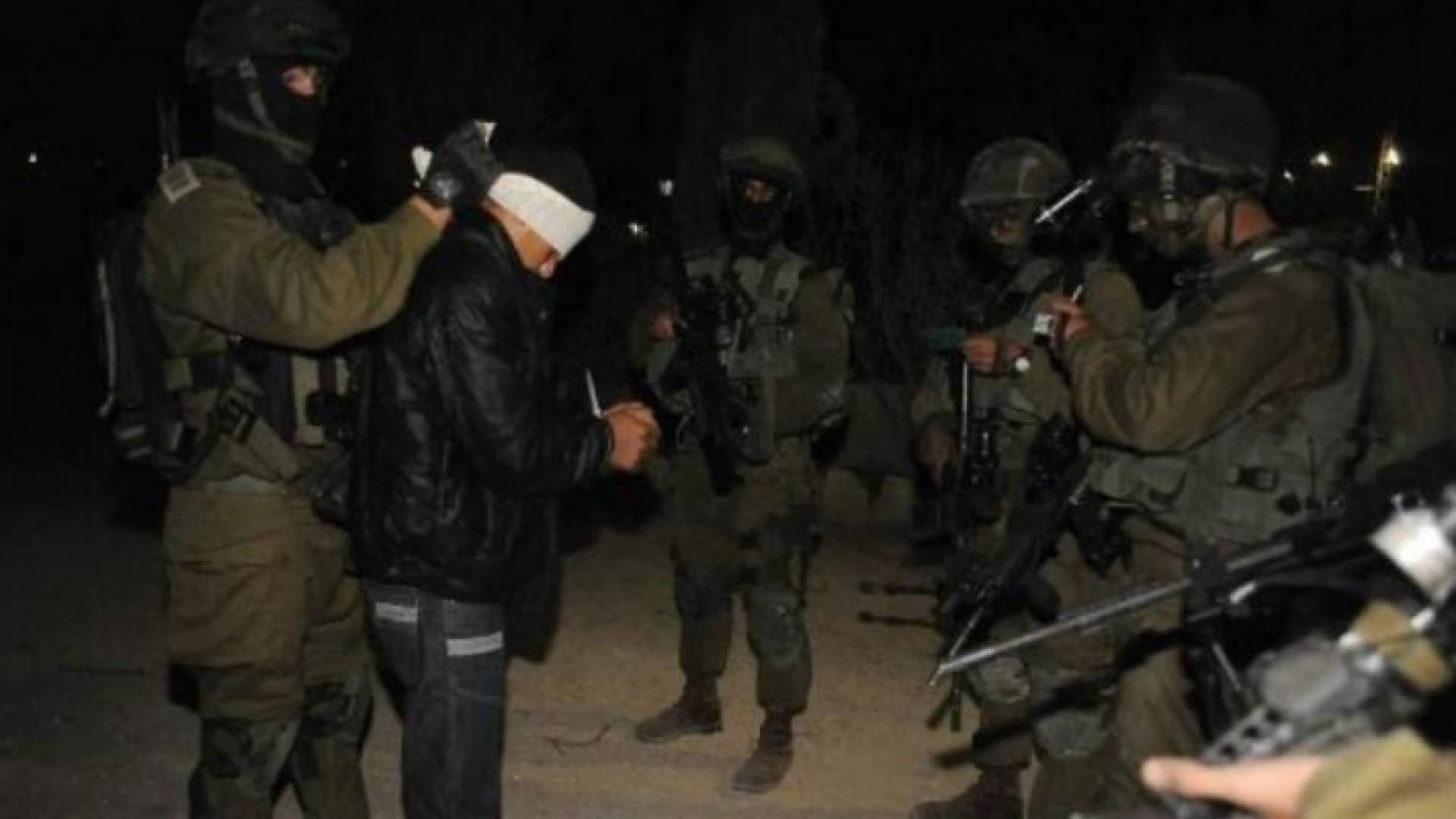 خلال اعتقال جيش الاحتلال الاسرائيلي أحد الفلسطينيين - أرشيفية