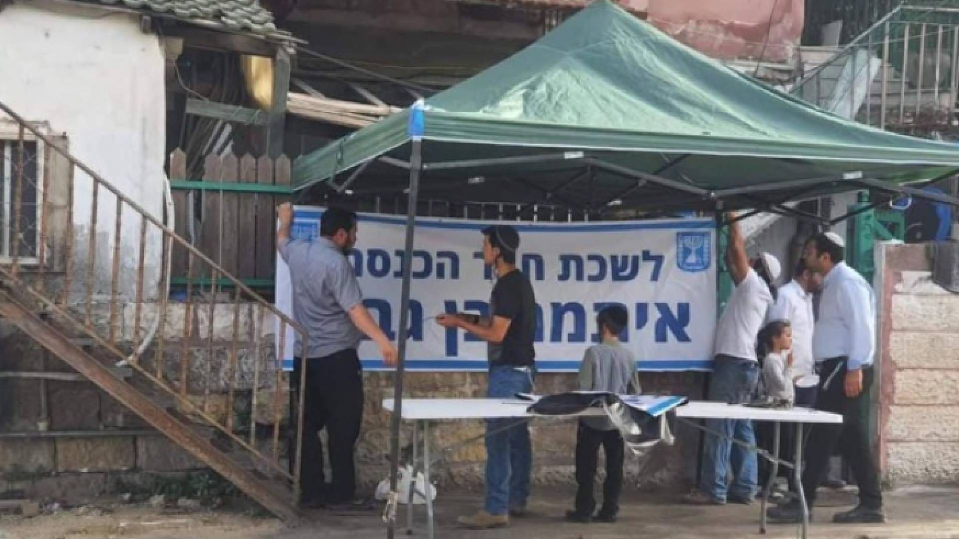 نصب المستوطنون منصة لابن غفير أمام بناية عائلة الغاوي المسلوبة