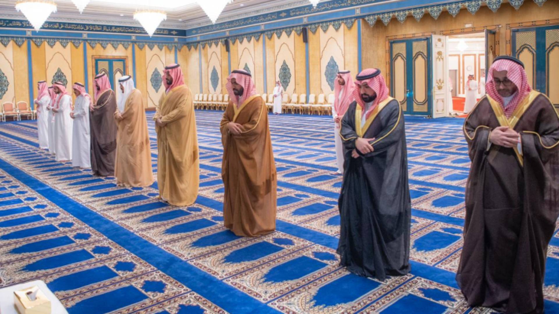 ولي العهد السعودي يؤدي صلاة الميت على والدة الأمير محمد بن عبد الرحمن