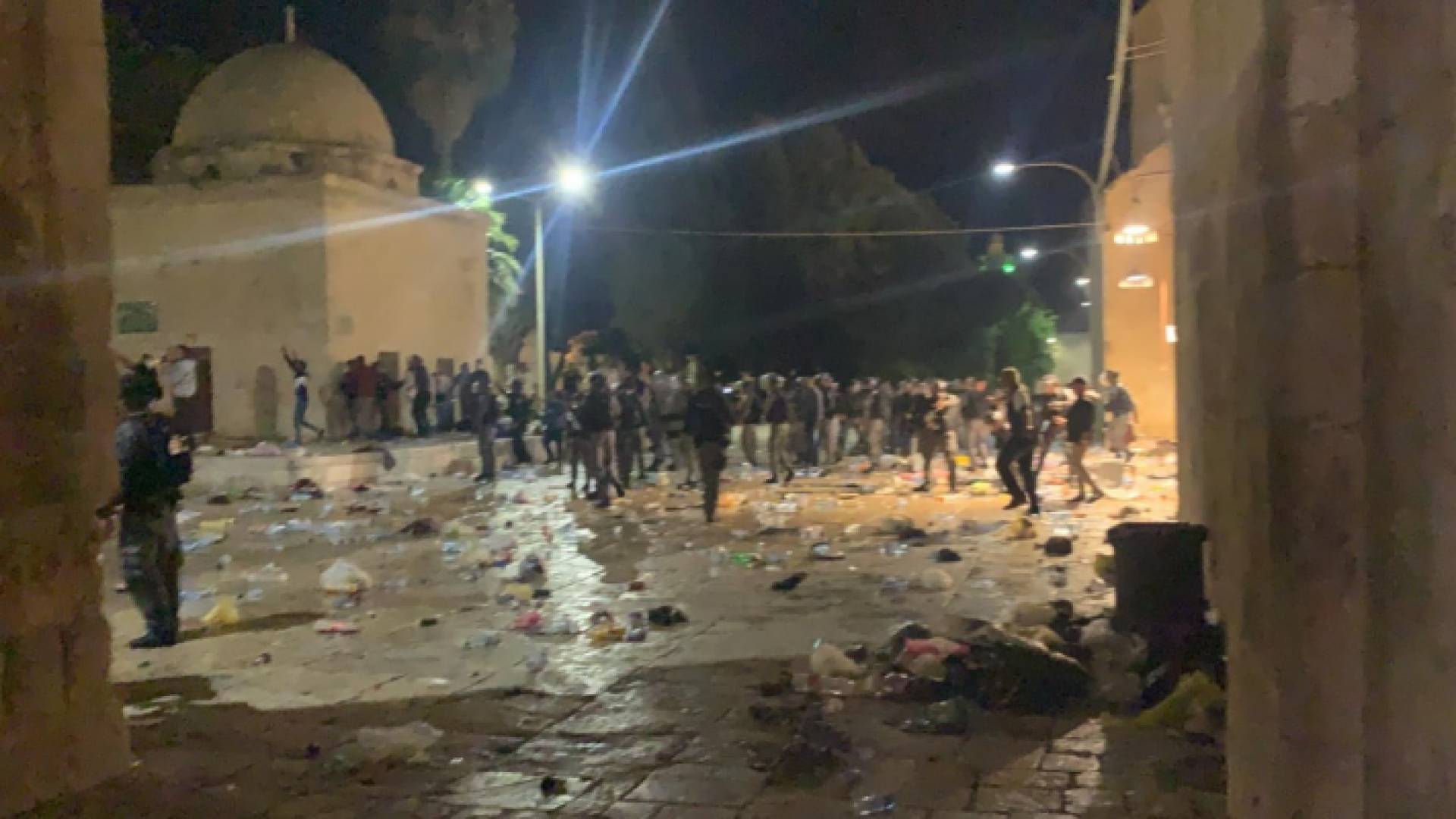 خلال اقتحام جنود الاحتلال الاسرائيلي المسجد الأقصى المبارك والاعتداء على الفلسطينيين