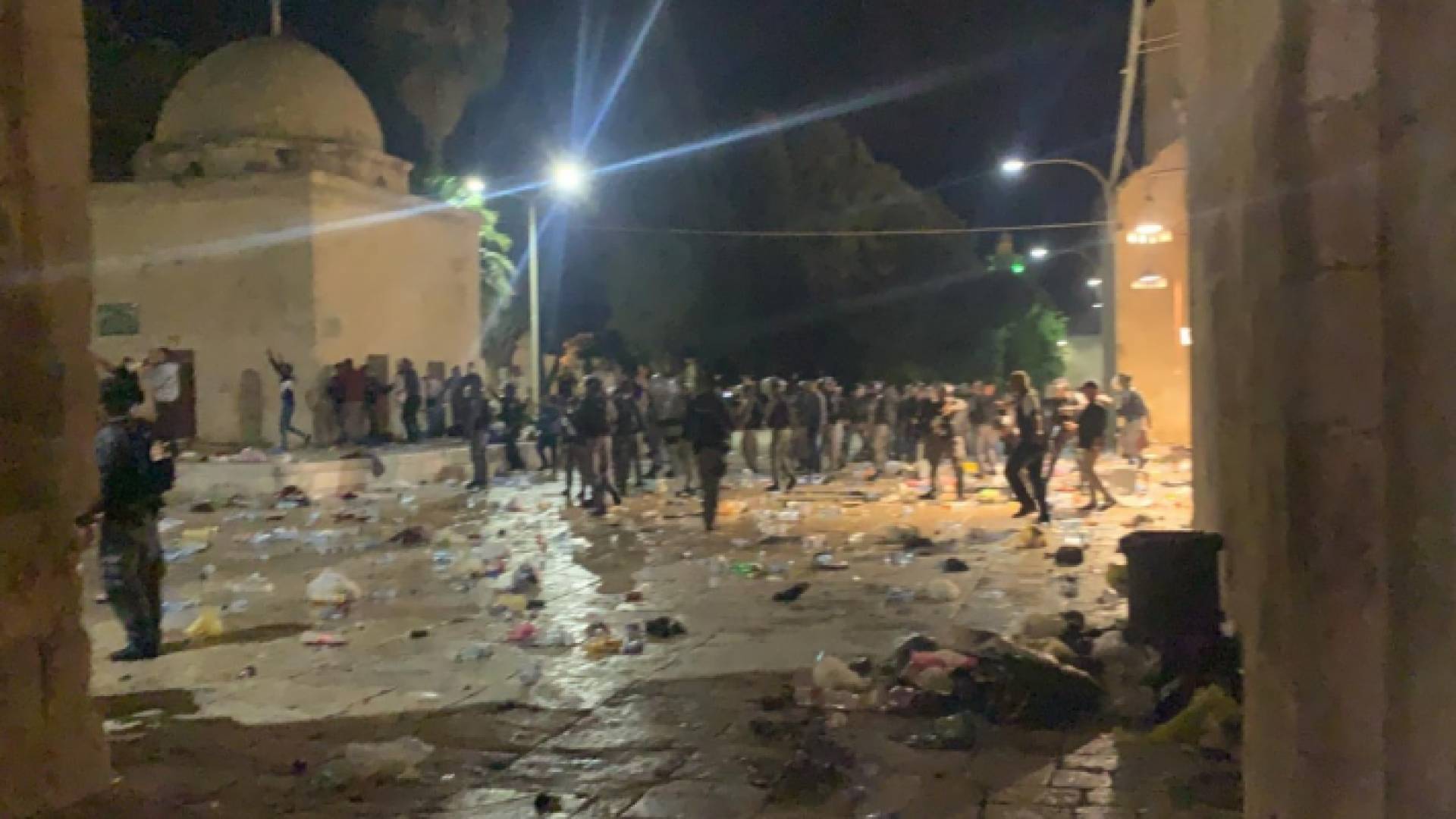 من المواجهات بين الفلسطينيين وقوات الاحتلال الاسرائيلي في باحات المسجد الأقصى