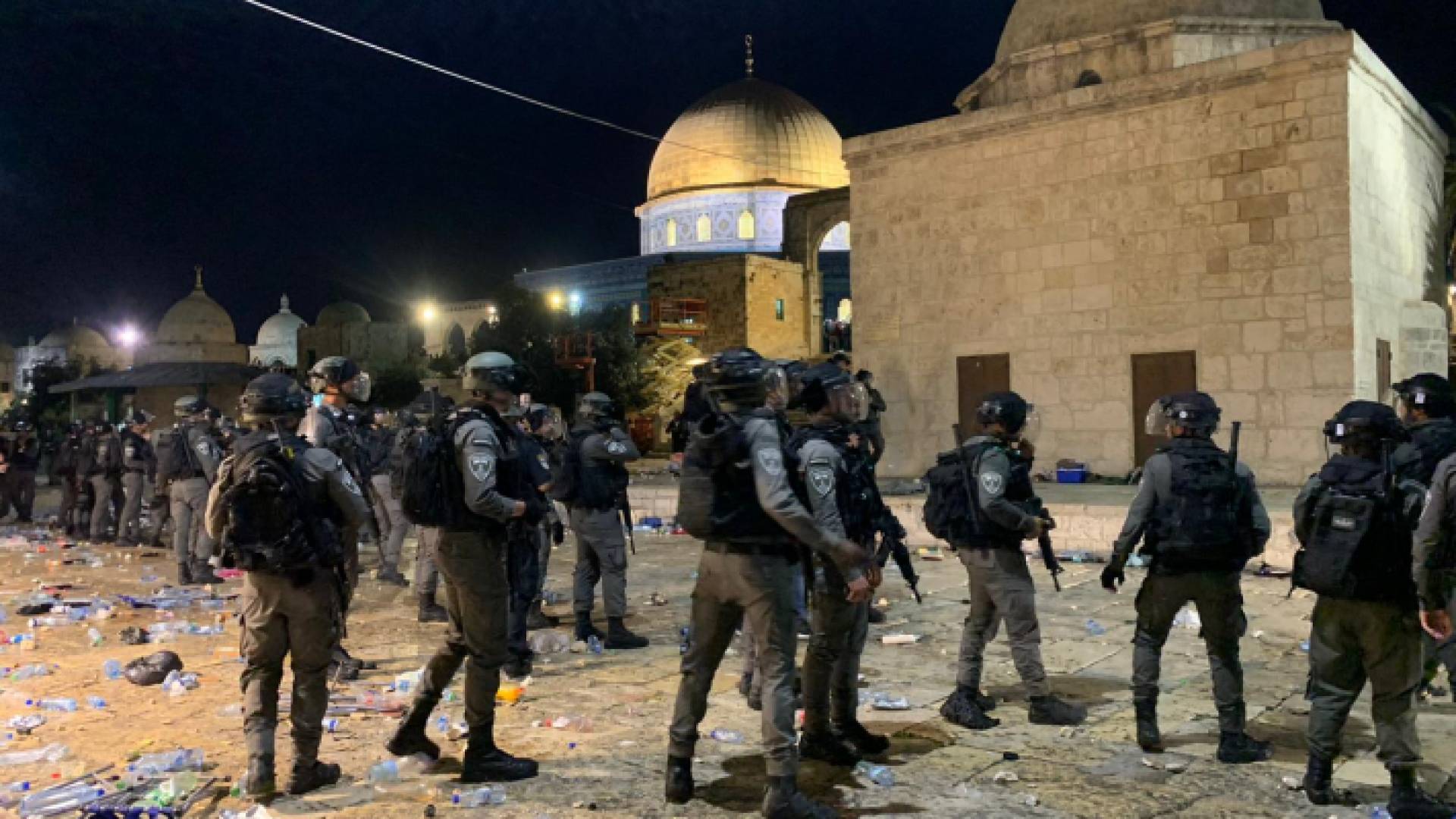 خلال اعتداء قوات الاحتلال الاسرائيلي على الفلسطينيين في باحات المسجد الأقصى