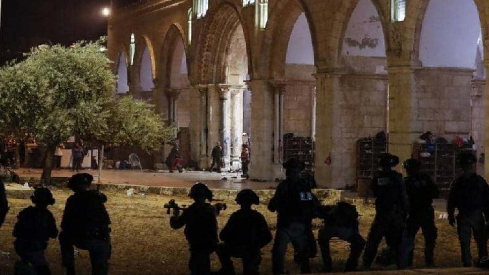 اقتحام قوات الاحتلال الإسرائيلي للمسجد الأقصى أثناء صلاتي العشاء والتراويح ليلة 26 من رمضان