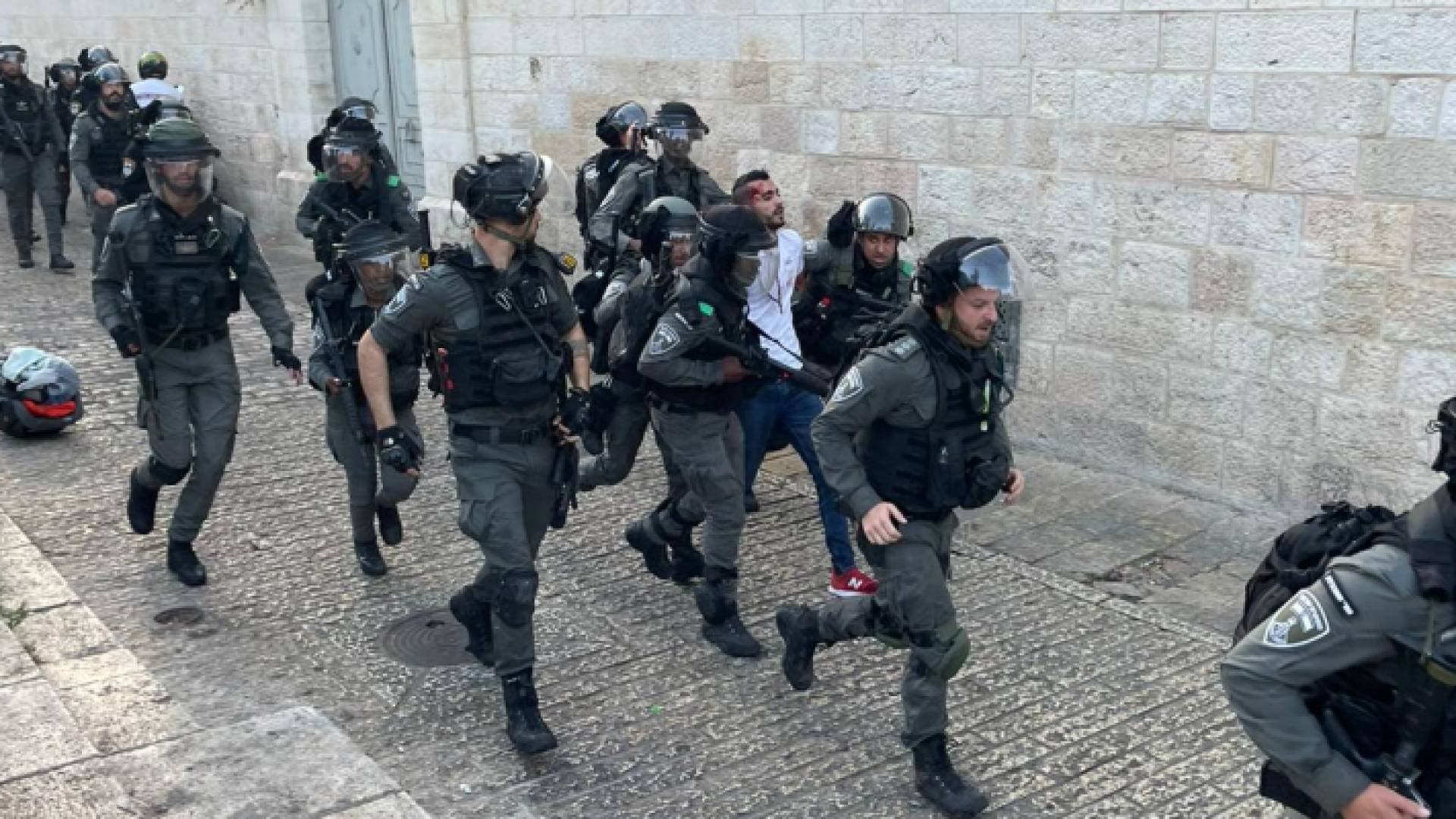 خلال اعتقال قوات الاحتلال الاسرائيلي الشاب ليث غيث في محيط باب حطة