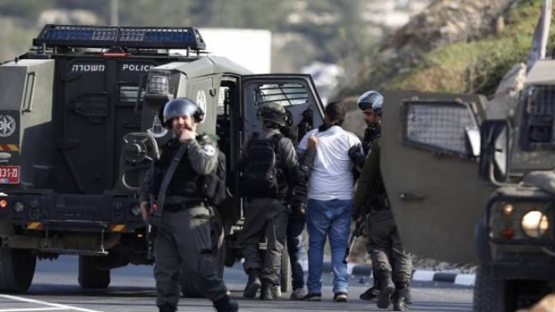 لحظة اعتقال أحد الشبان الفلسطينيين من قبل جنود الاحتلال - أرشيفية