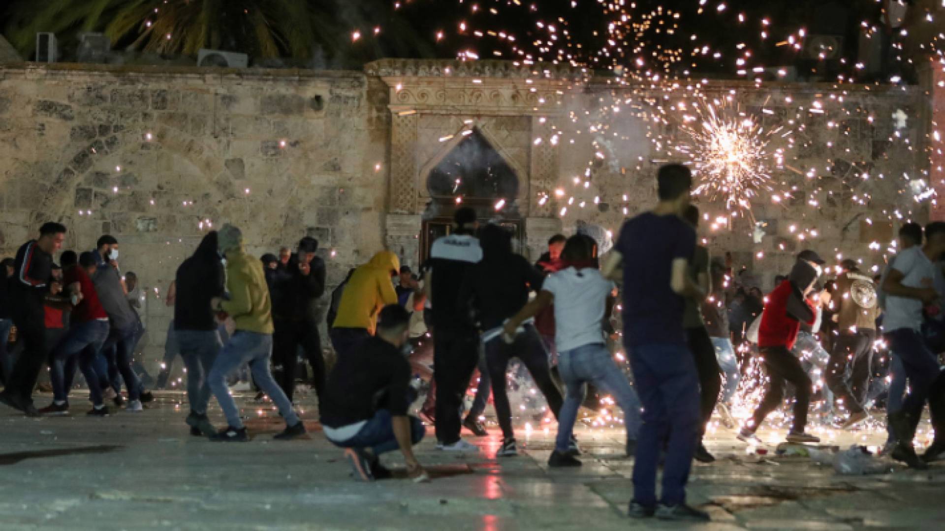 اقتحام قوات الاحتلال الإسرائيلي للمسجد الأقصى أثناء صلاتي العشاء والتراويح ليلة 26 من رمضان