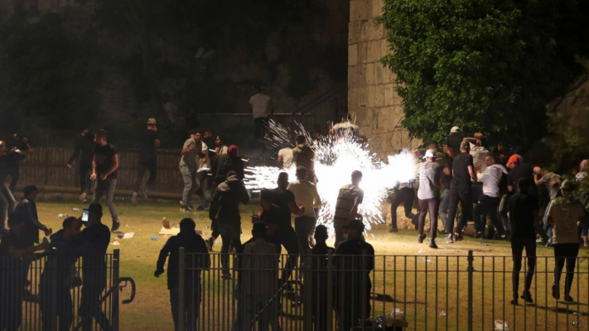 خلال اعتداء قوات الاحتلال الاسرائيلي على الفلسطينيين عند باب العامود