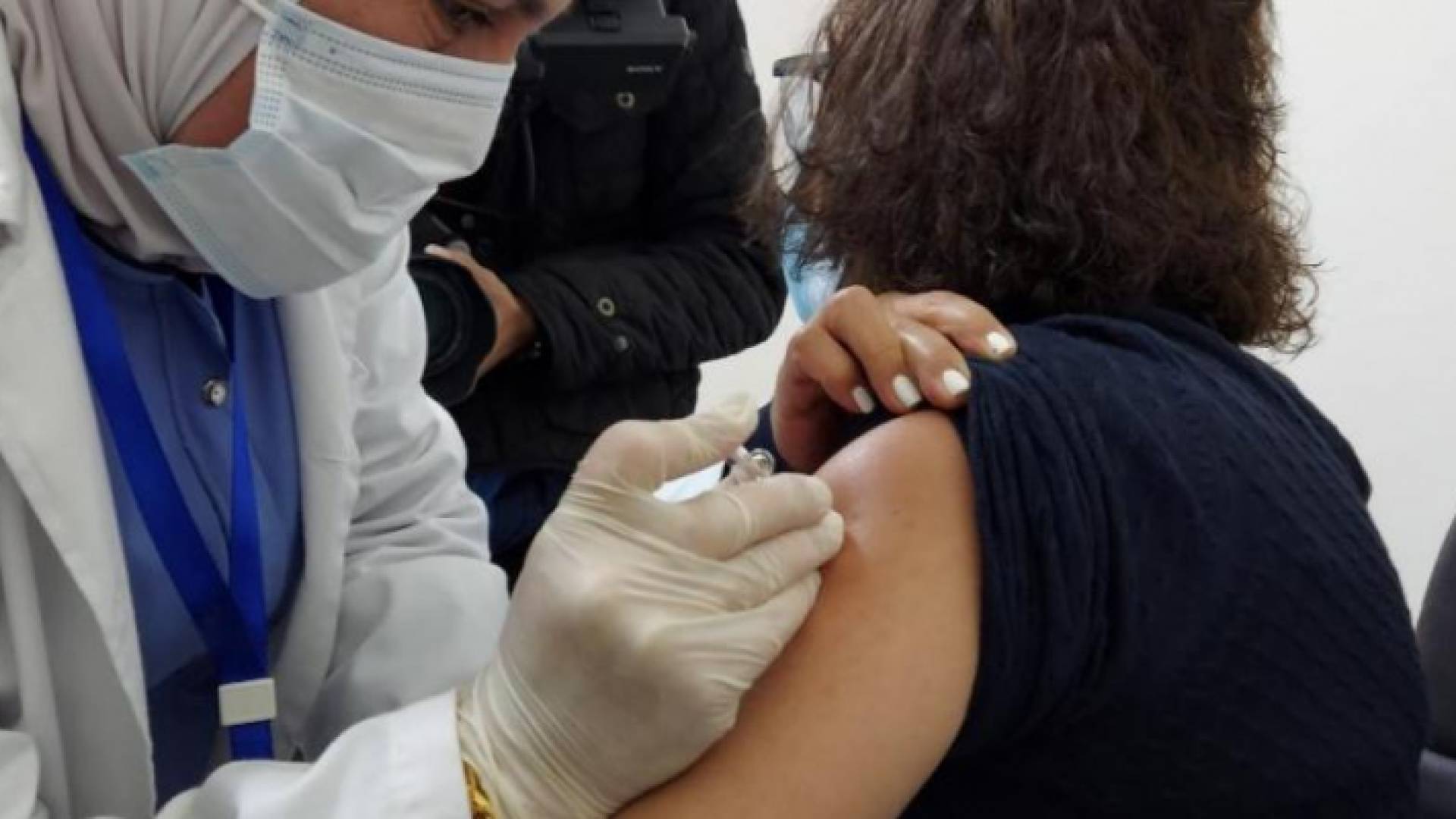 أردنية تتلقى لقاحا مضادا لكورونا