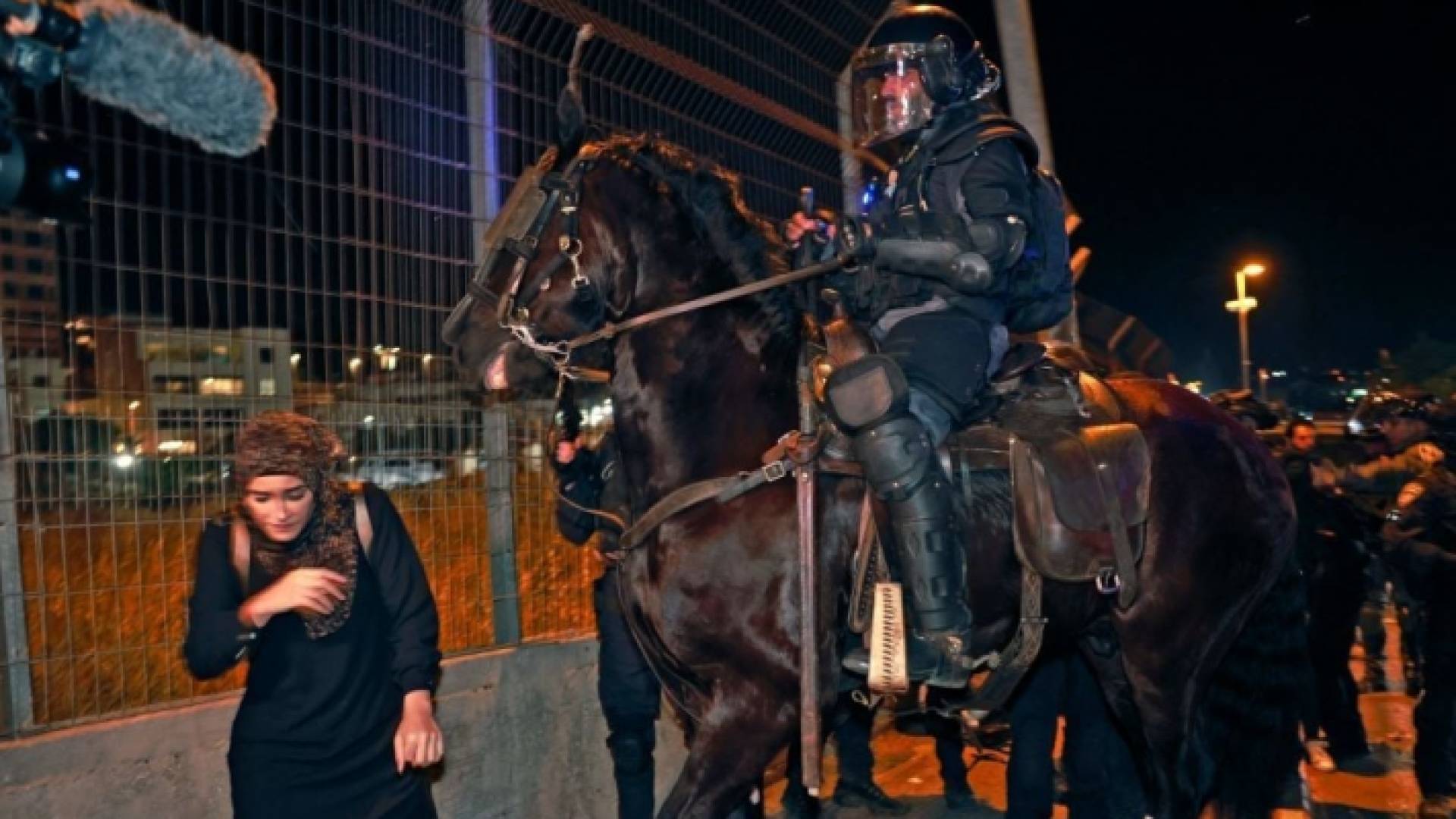 خلال اعتداء شرطة الاحتلال الاسرائيلي على الفلسطينيات في القدس