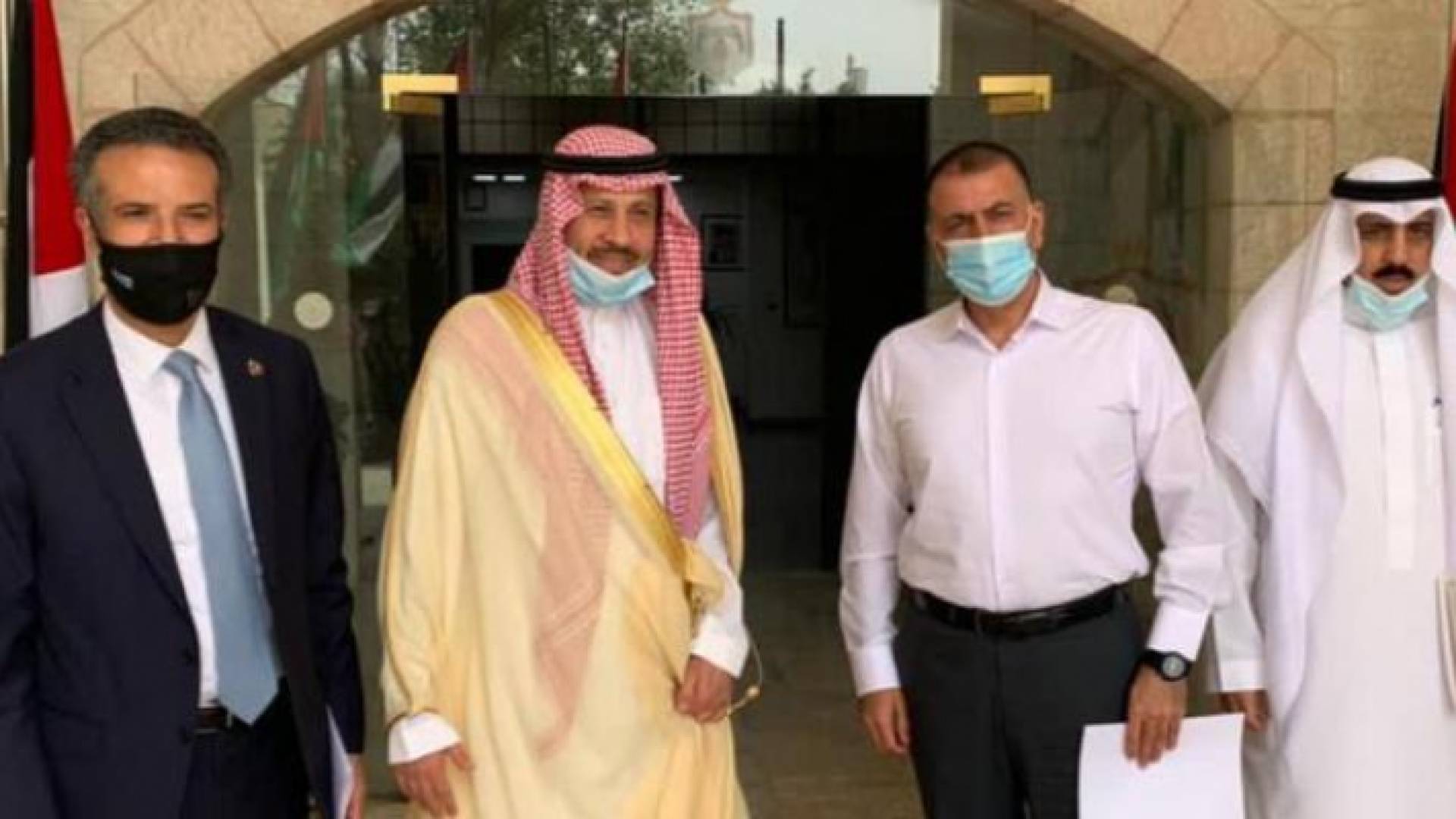 وزير الداخلية يلتقي السفير السعودي بحضور وزير السياحة