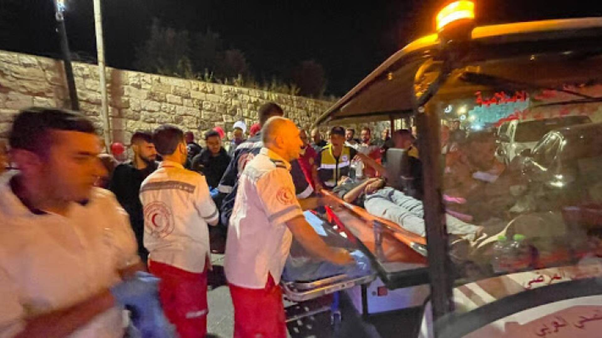 لحظة نقل الأب بعد إصابته وطفلته بجروح