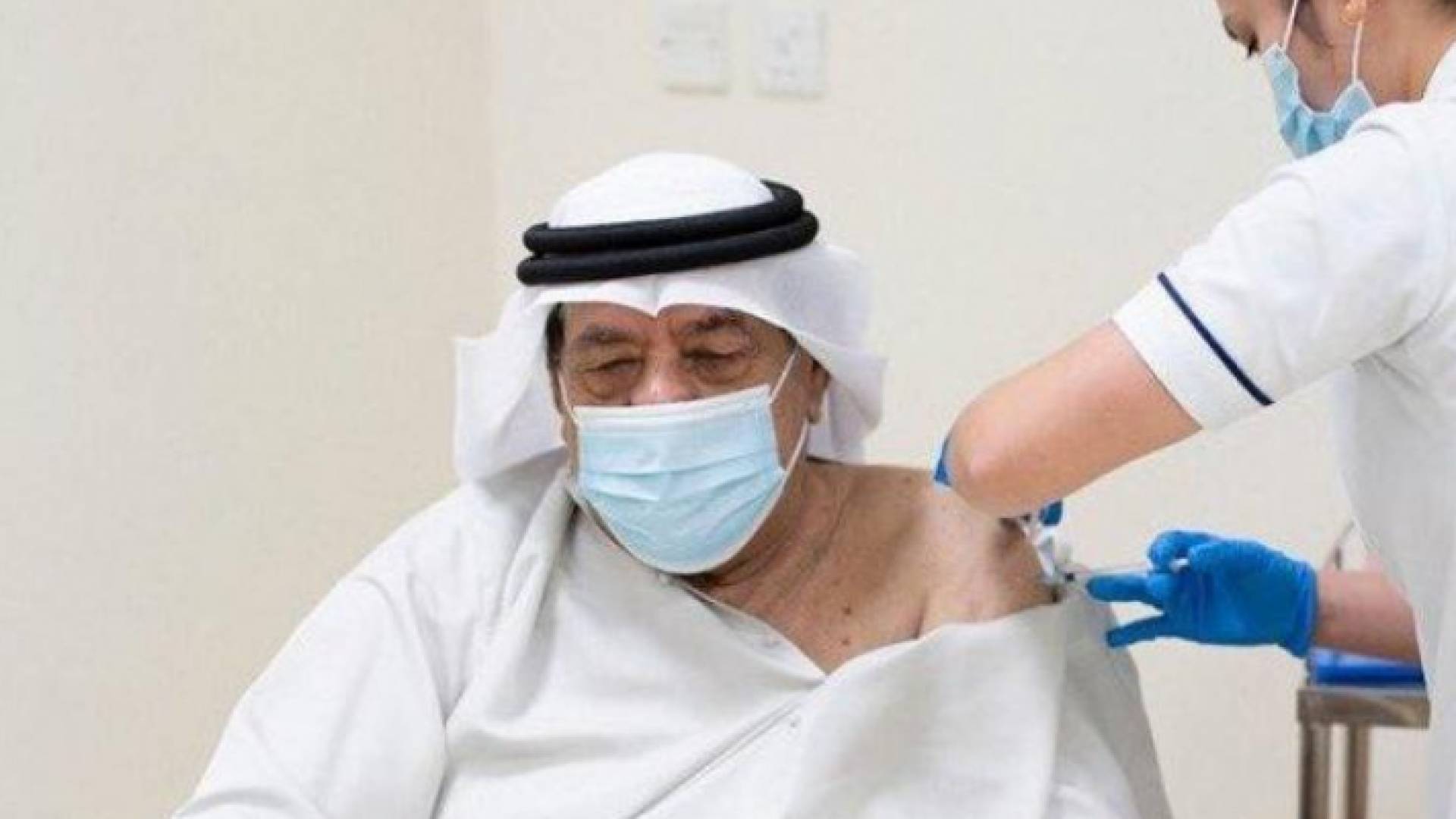 اماراتي يتلقى لقاحا مضادا لكورونا