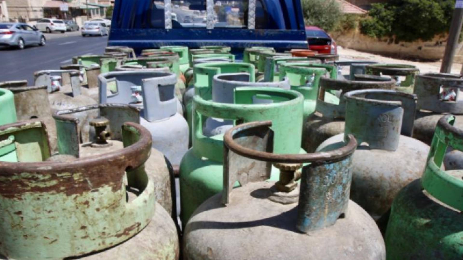 مركبة تحمل أسطوانات غاز منزلي