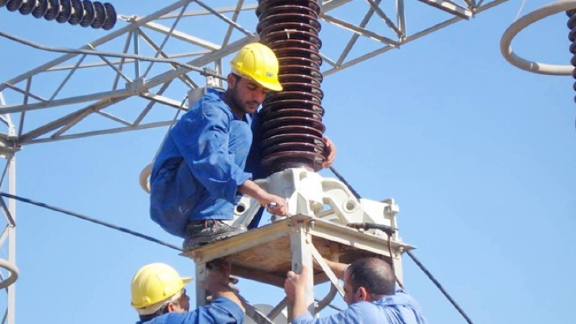 عمال شركة الكهرباء يصلحون عطلا - أرشيفية