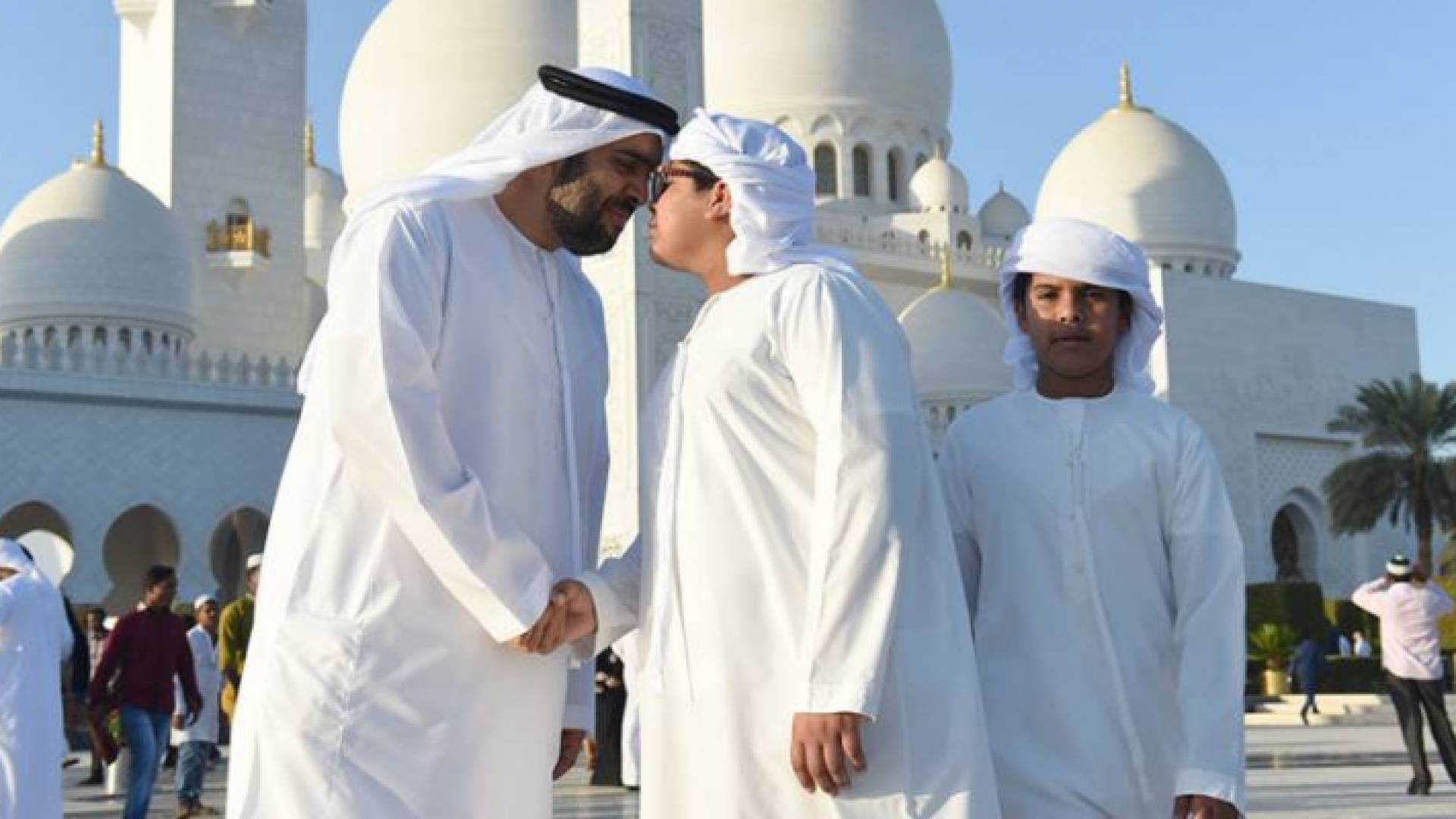 رجل ونجله يتبادلان التحية وفق الأعراف والتقاليد الإماراتية