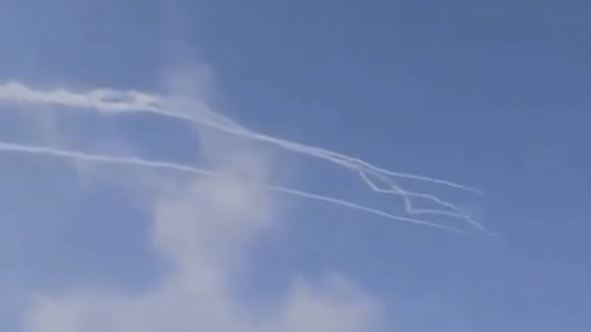 صورة متداولة لدخان في سماء غزة بعد اطلاق الصواريخ