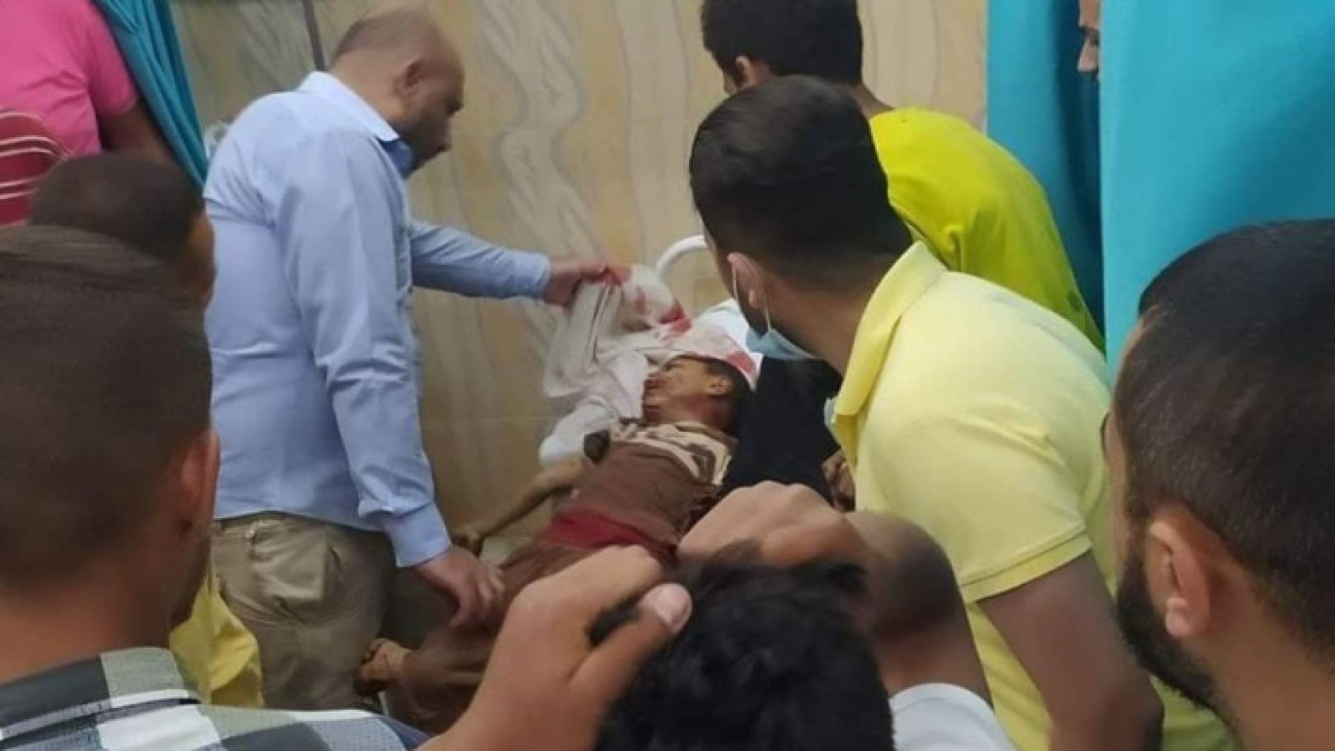 خلال إسعاف أحد الأطفال جراء اعدوان الاحتلال الاسرائيلي على قطاع غزة