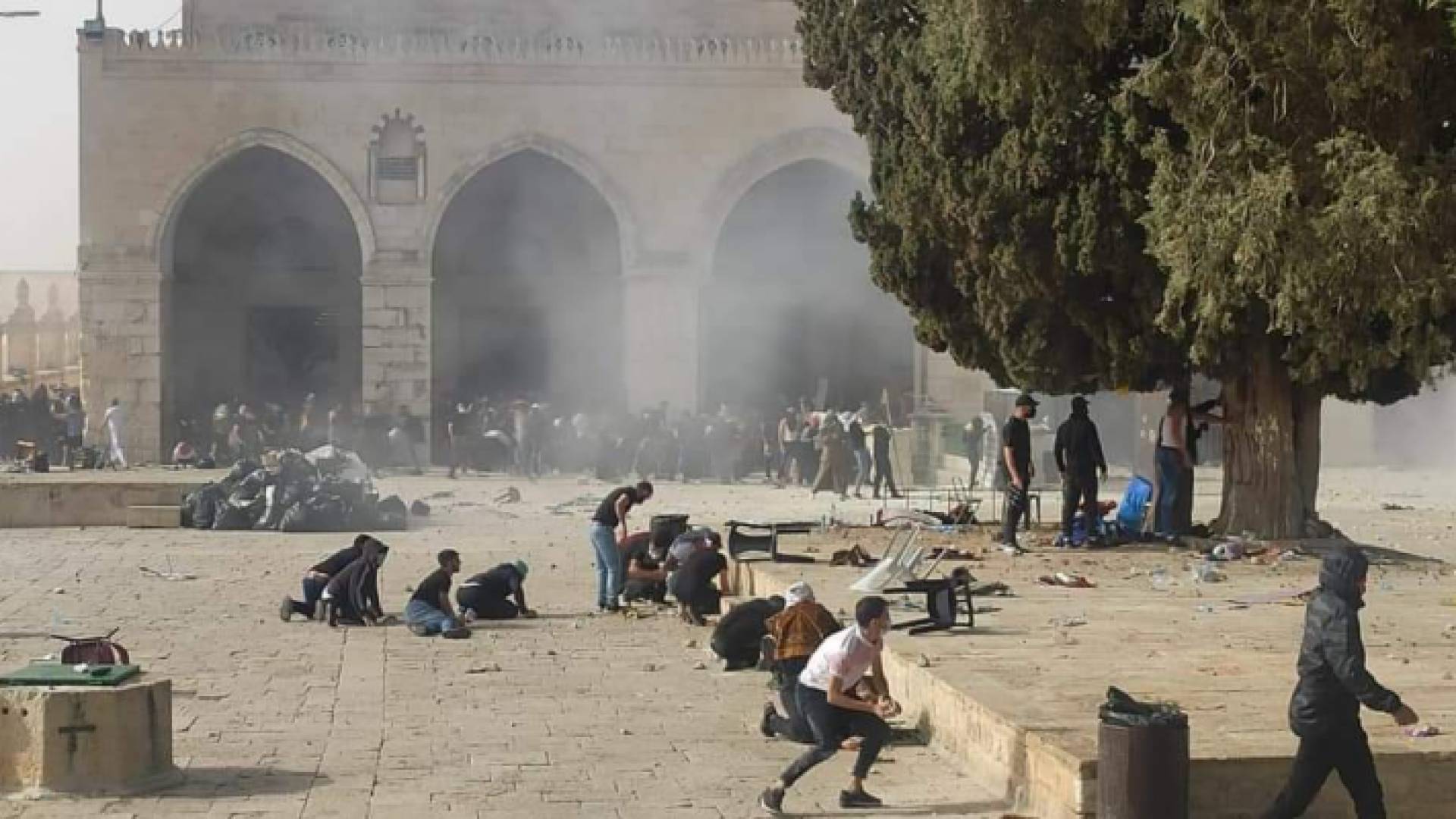 مواجهات عنيفة داخل ساحات المسجد الأقصى المبارك