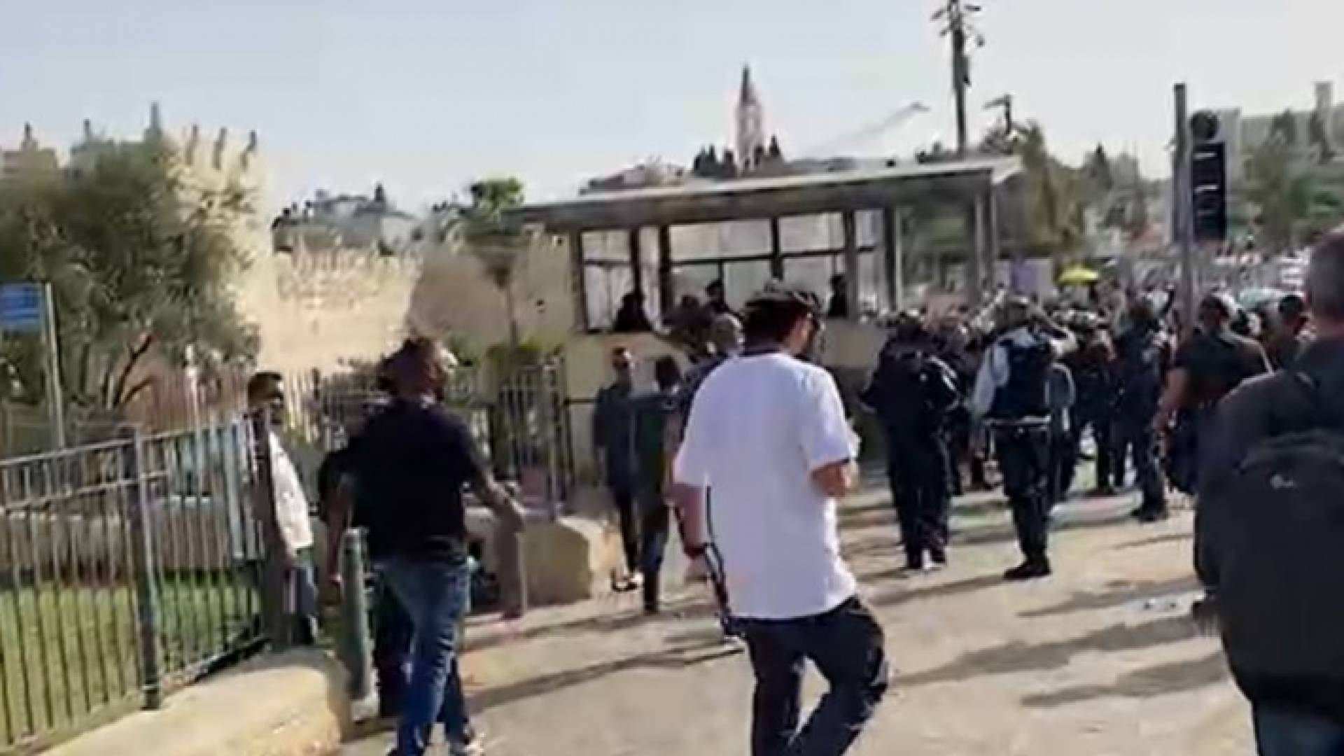 قوات الاحتلال تخلي باب العمود من الفلسطينيين تزامنا مع مسيرة المستوطنين الاستفزازية