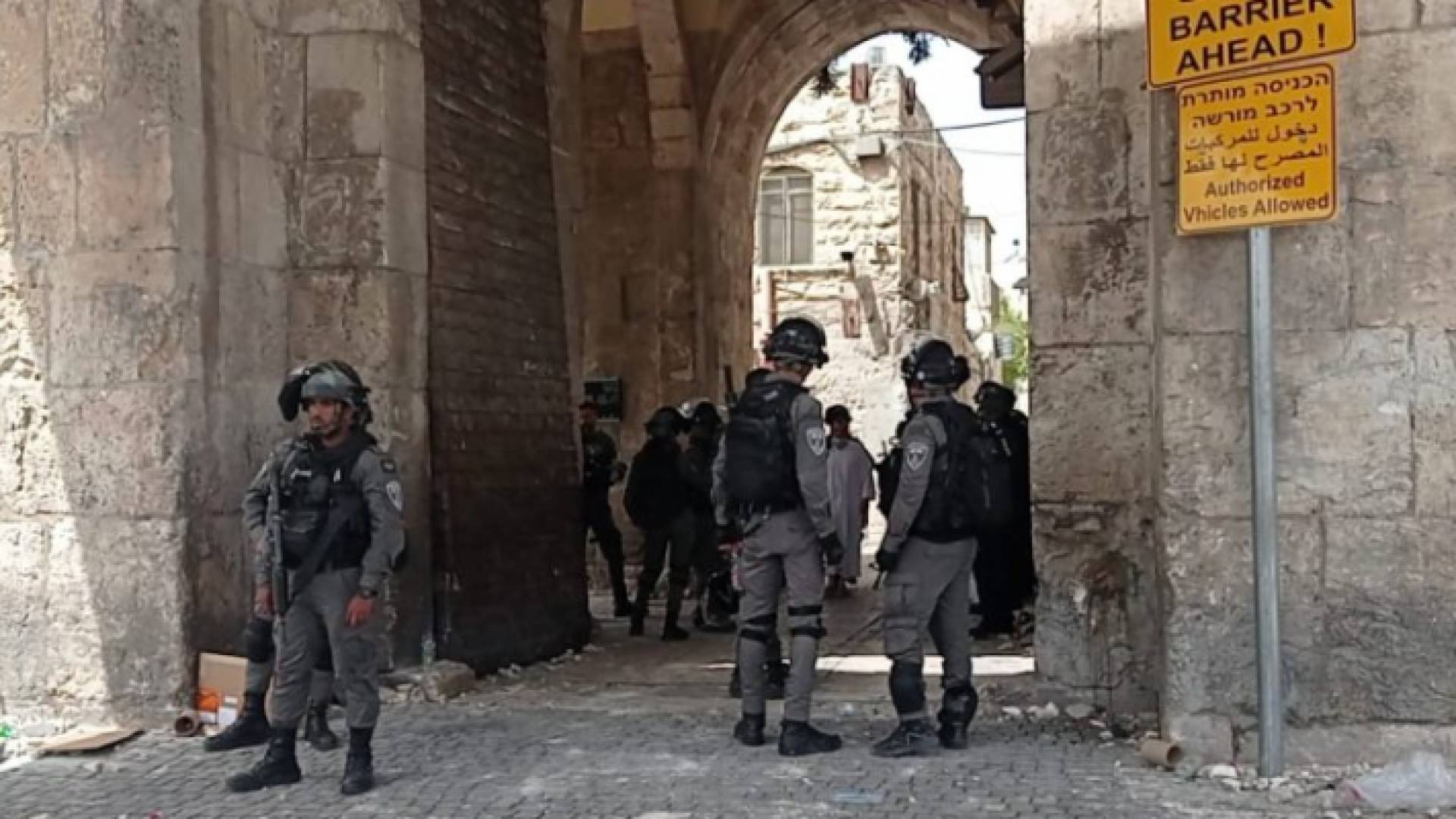 جانب من المواجهات في باحات المسجد الأقصى