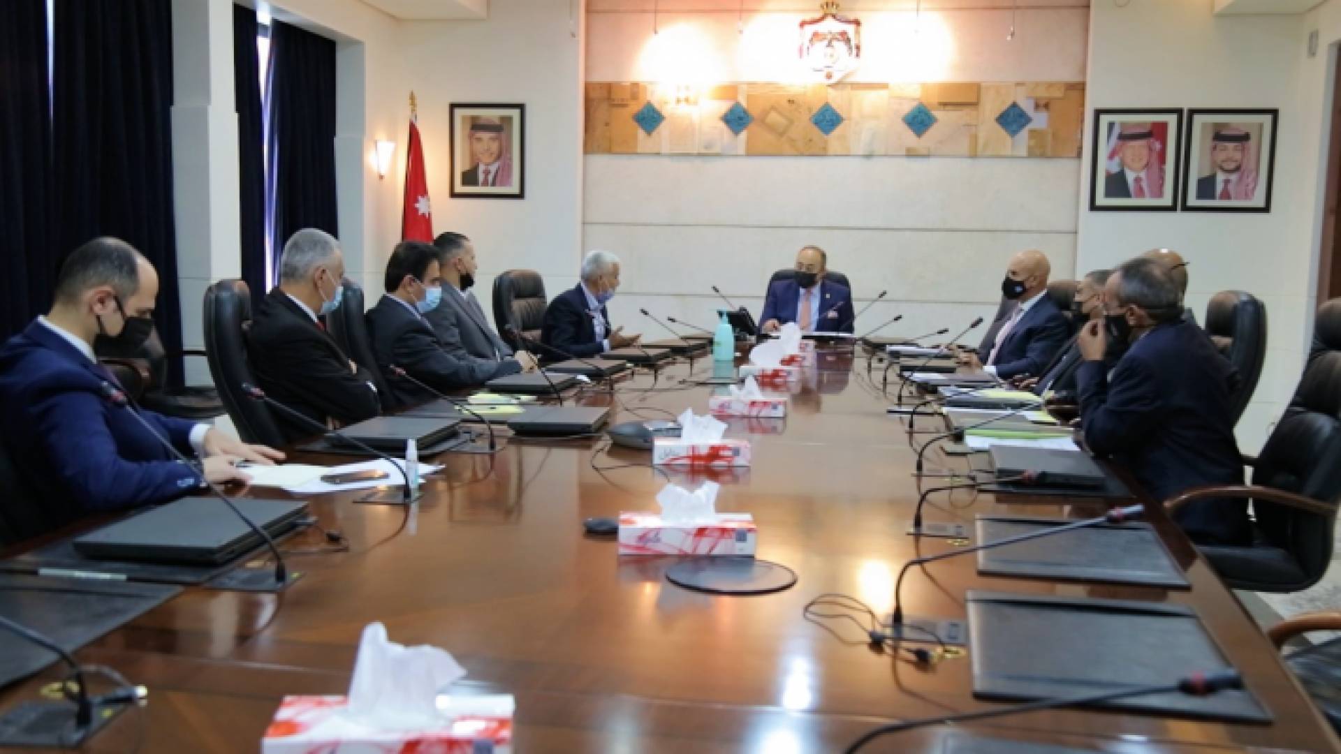 وزير الدولة لشؤون الإعلام صخر دودين وسط الصورة