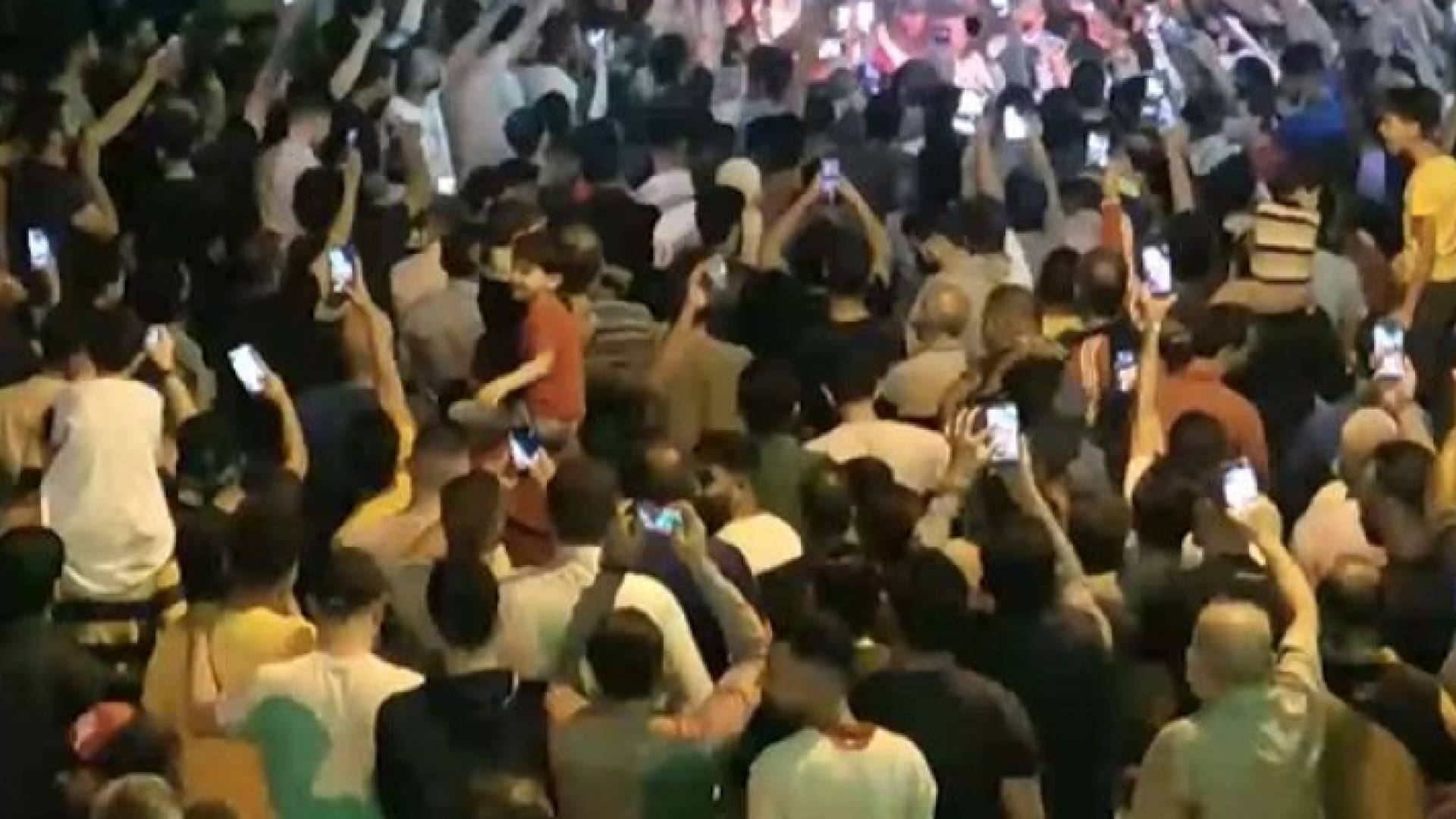 من الوقفة في مخيم إربد