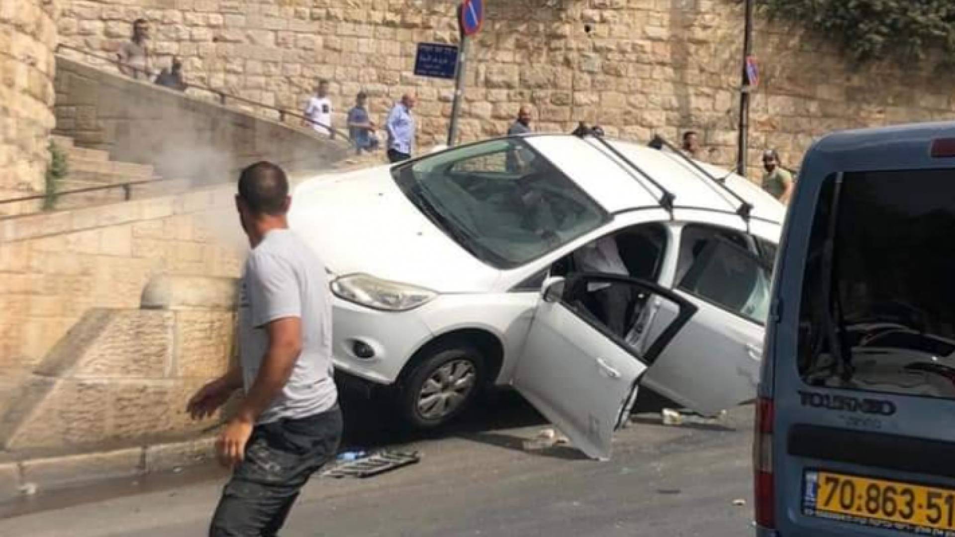 مستوطن يدهس مجموعة شبان فلسطينيين أسفل باب الأسباط