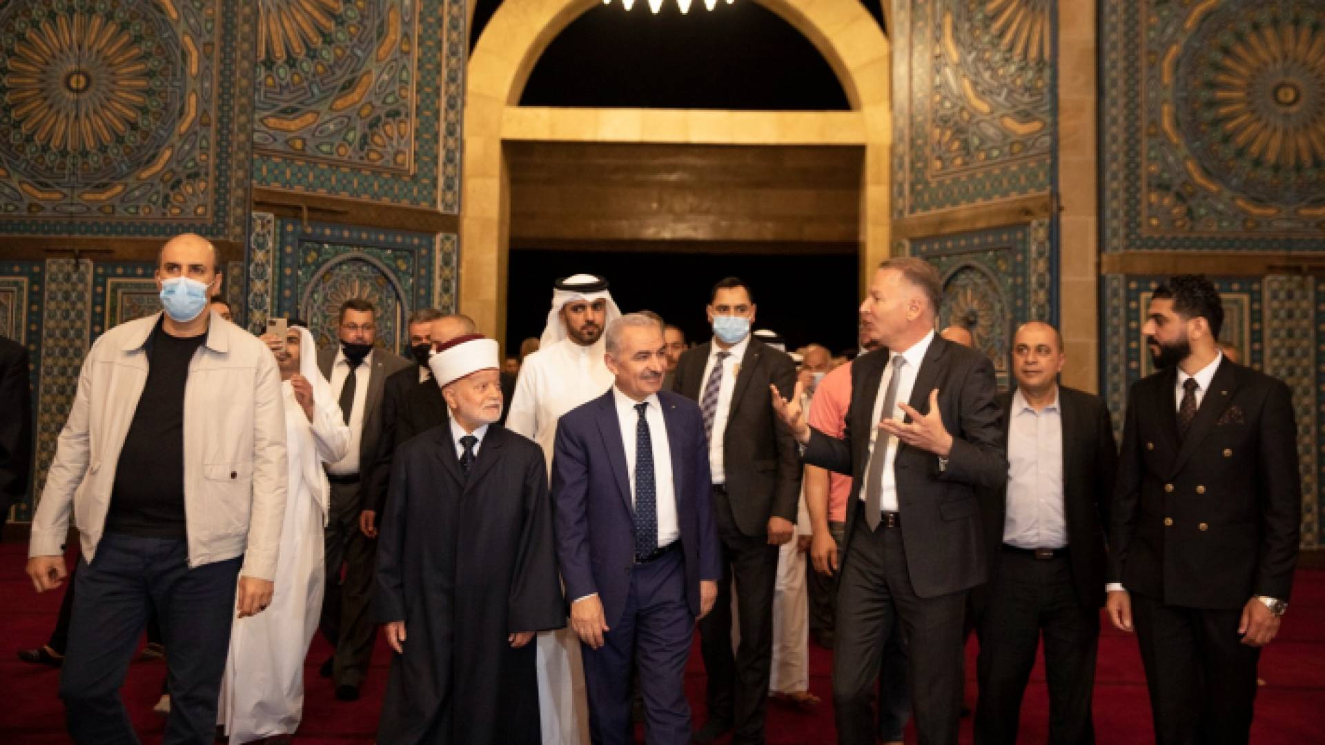 رئيس الوزراء الفلسطيني ومفتي القدس وبشار المصري يفتتحون جامع قطر في مدينة روابي
