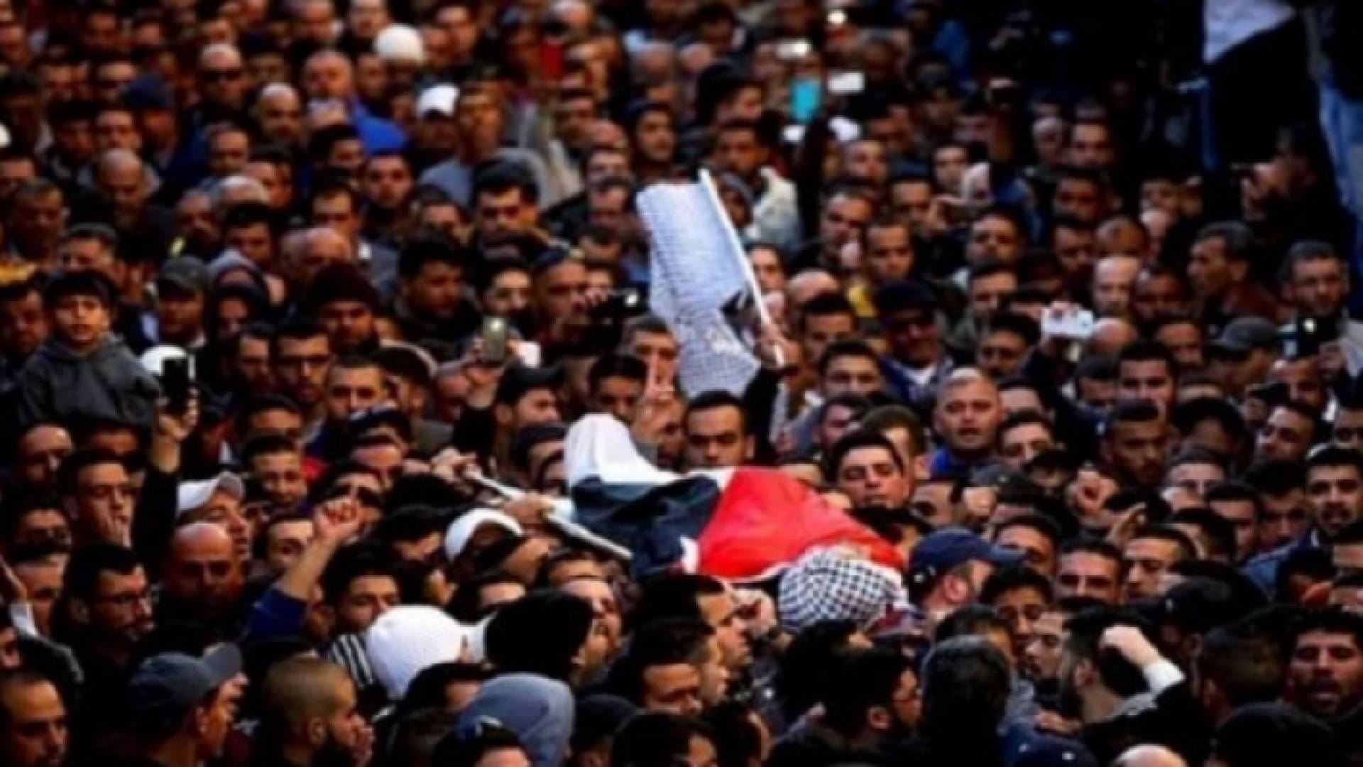 صورة أرشيفية لفلسطينيين يشيعون جثمان أحد الشهداء