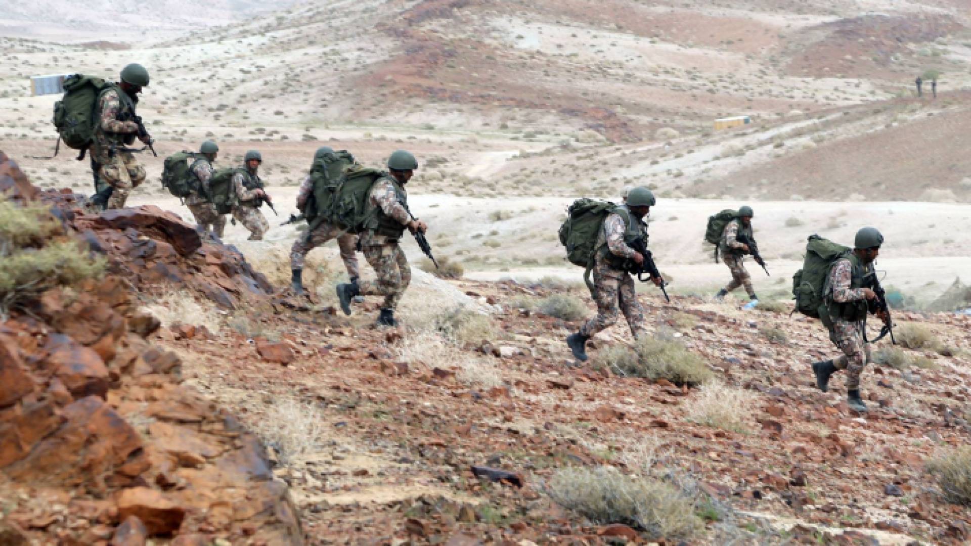 صورة أرشيفية لعناصر من القوات المسلحة- الجيش العربي في أثناء أحد التمارين.