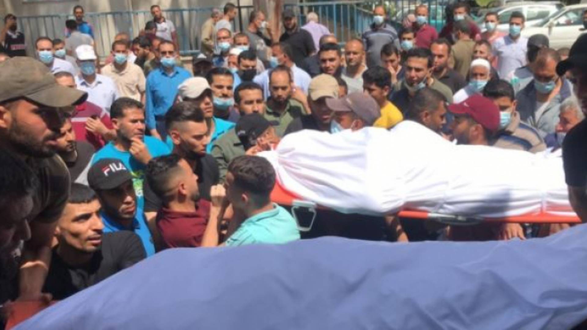 الفلسطينيون يشيعون شهداءهم في غزة