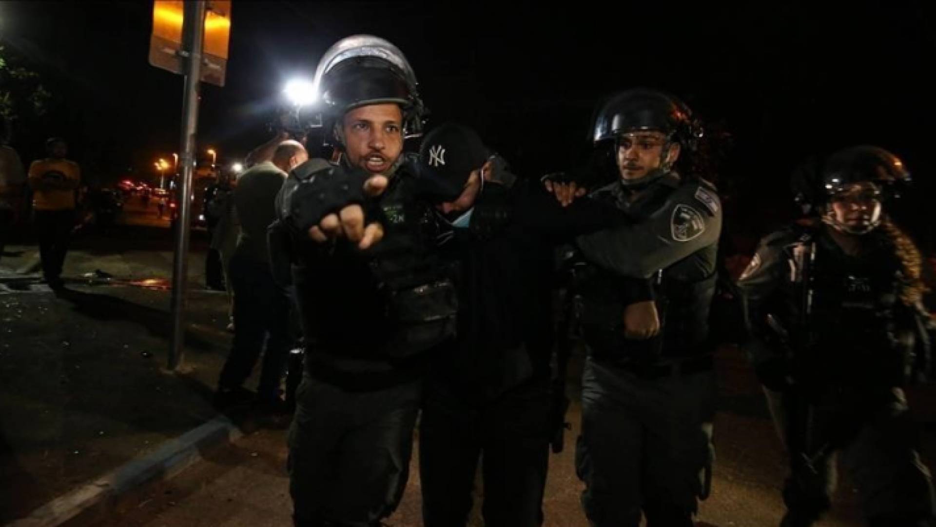 خلال اعتقال شرطة الاحتلال الاسرائيلي أحد الشبان في حي الشيخ جراح